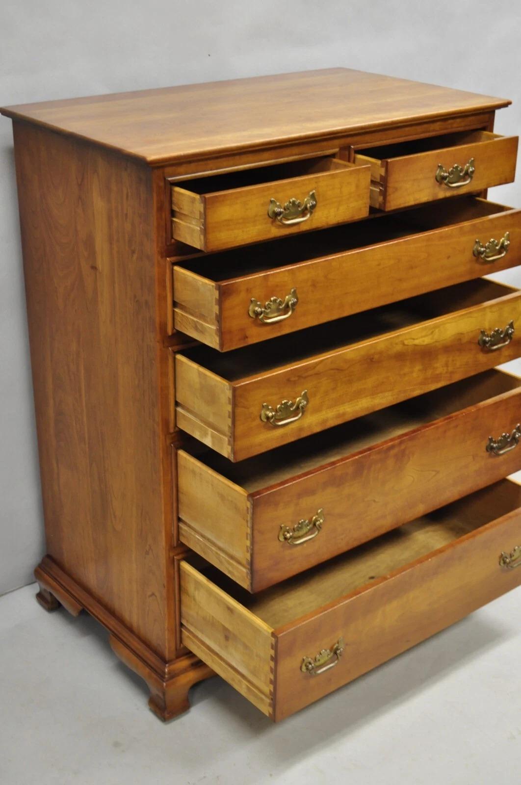 Inviaci un messaggio con il tuo codice postale per richiedere un preventivo per la spedizione negli Stati Uniti.

I.L.A. Stickley Vintage in legno di ciliegio in stile Chippendale, cassettiera a 6 cassetti. L'articolo presenta una struttura in legno