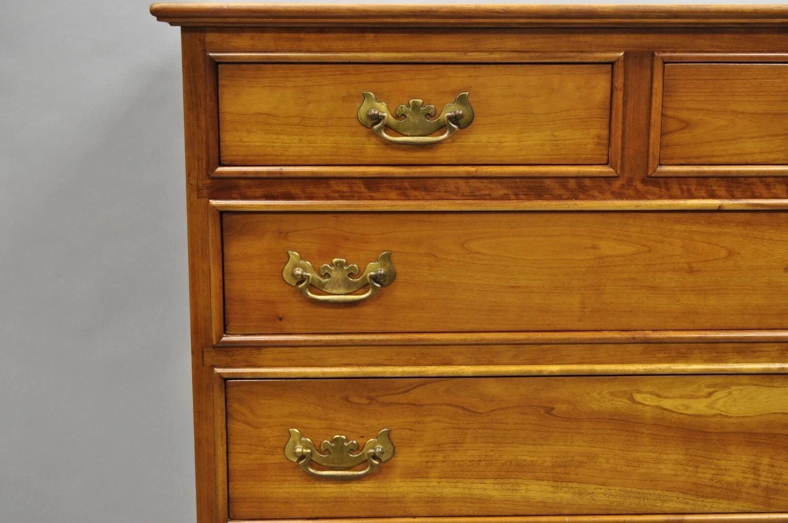Sconosciuto I.L.A. Stickley d'epoca in legno di ciliegio stile Chippendale con 6 cassetti e un comò alto in vendita
