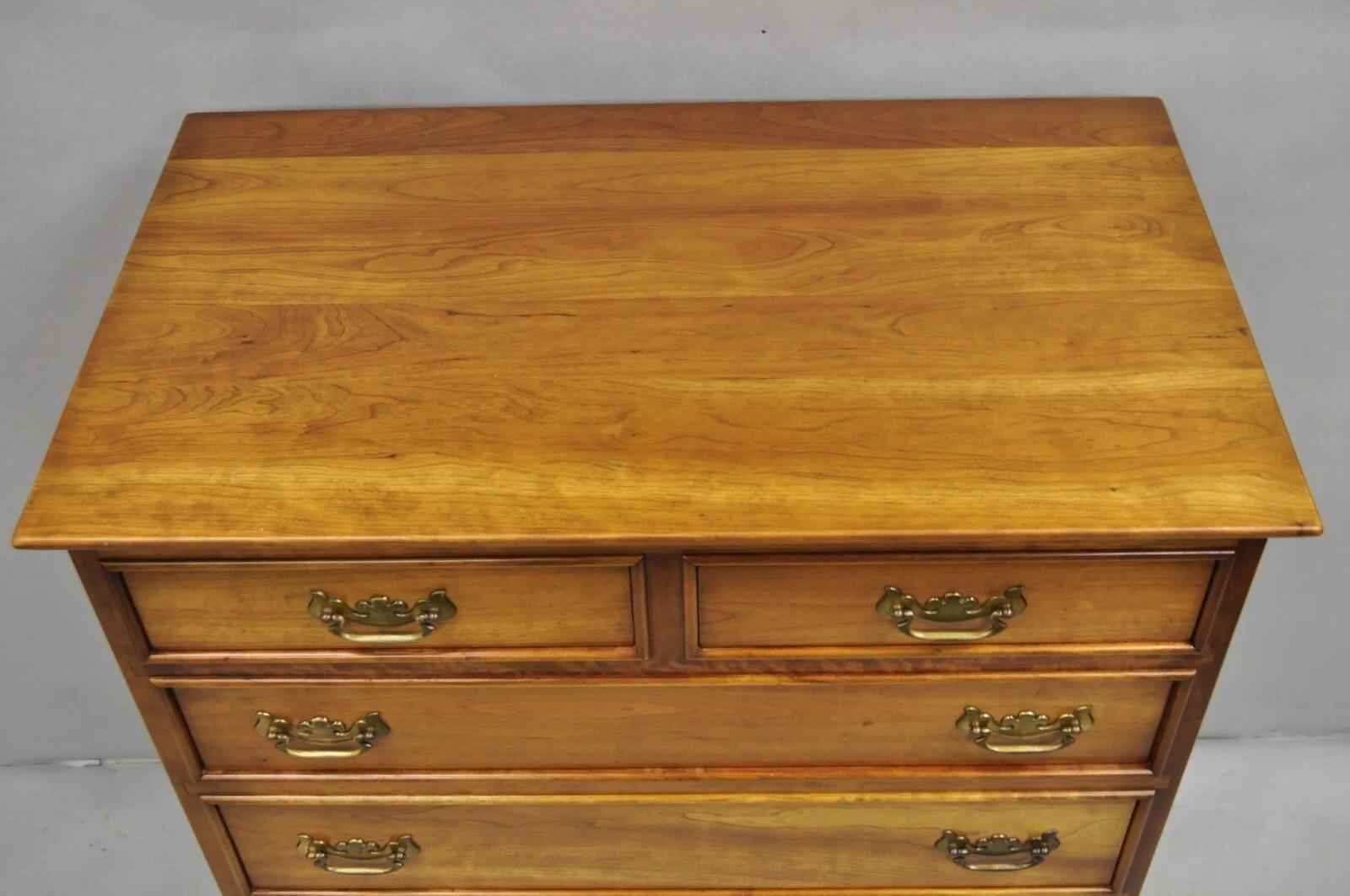 XX secolo I.L.A. Stickley d'epoca in legno di ciliegio stile Chippendale con 6 cassetti e un comò alto in vendita