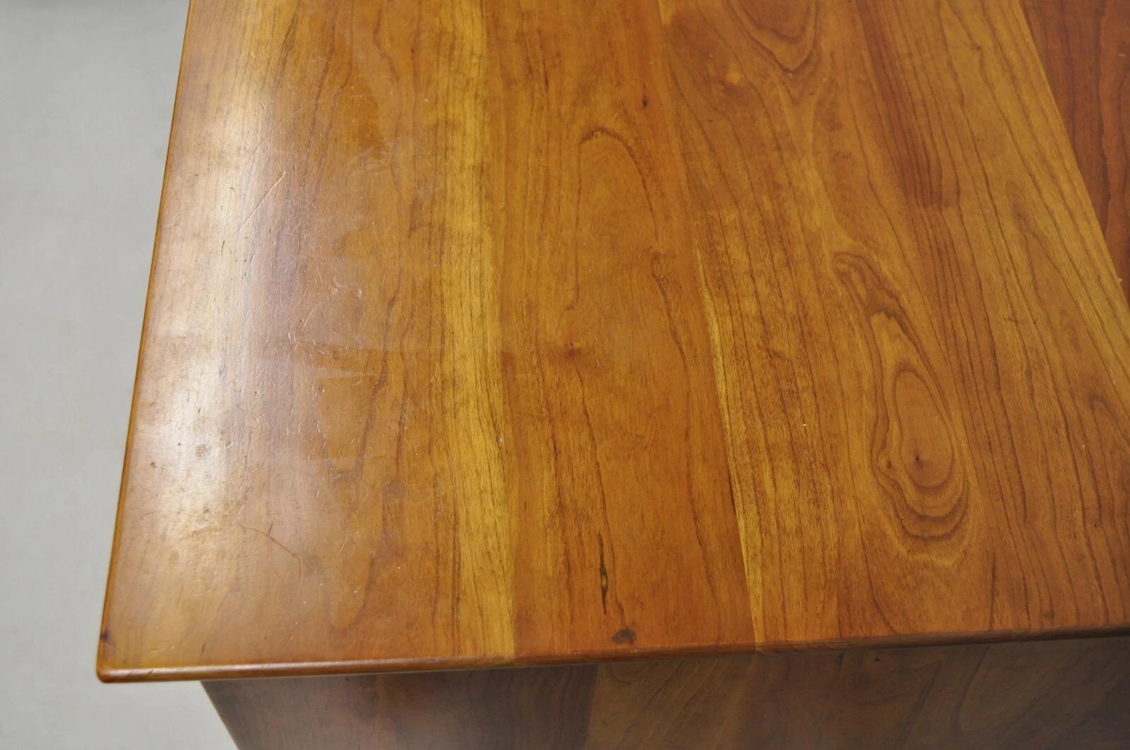 I.L.A. Stickley d'epoca in legno di ciliegio stile Chippendale con 6 cassetti e un comò alto in vendita 1