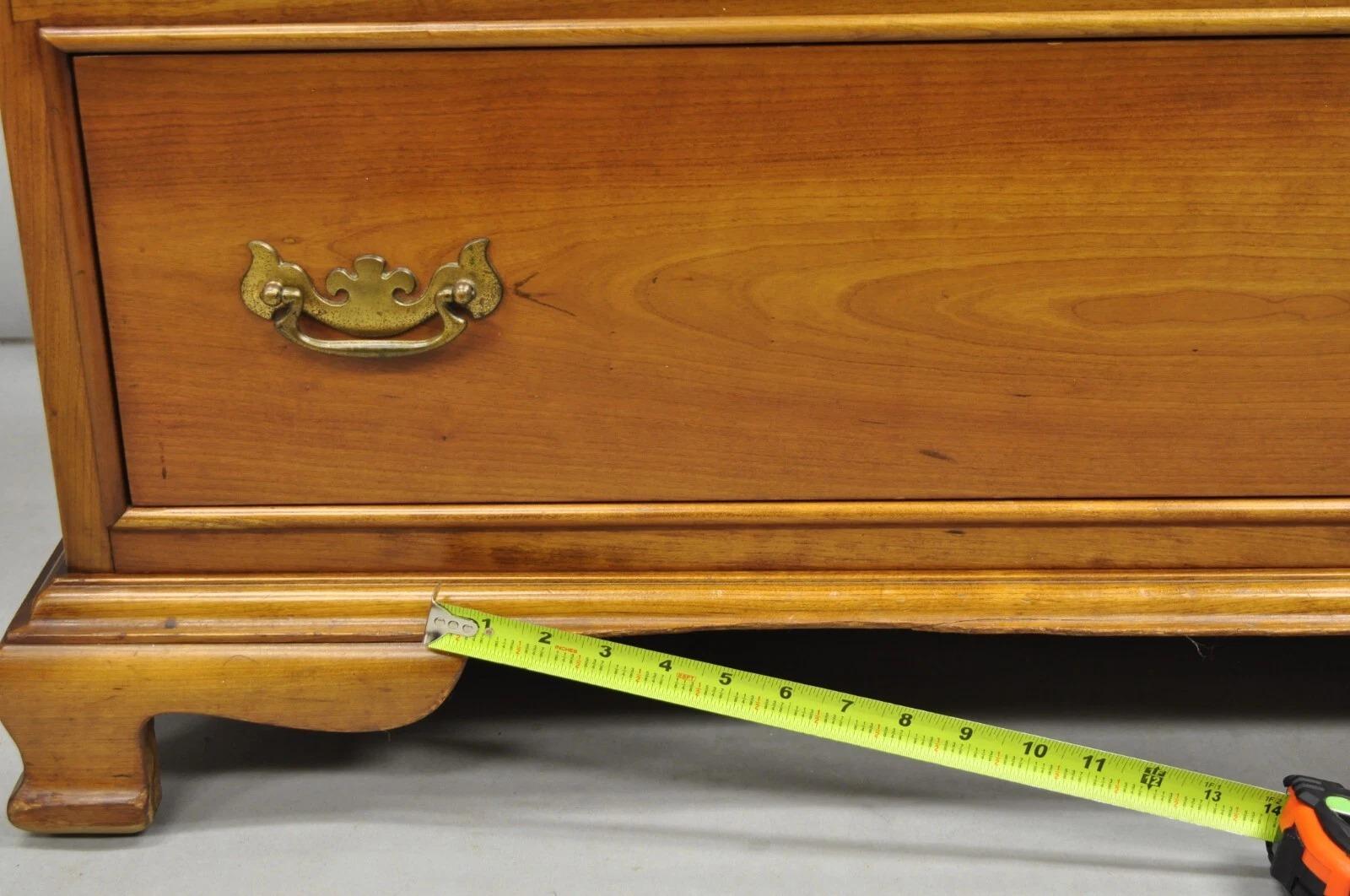 I.L.A. Stickley d'epoca in legno di ciliegio stile Chippendale con 6 cassetti e un comò alto in vendita 2