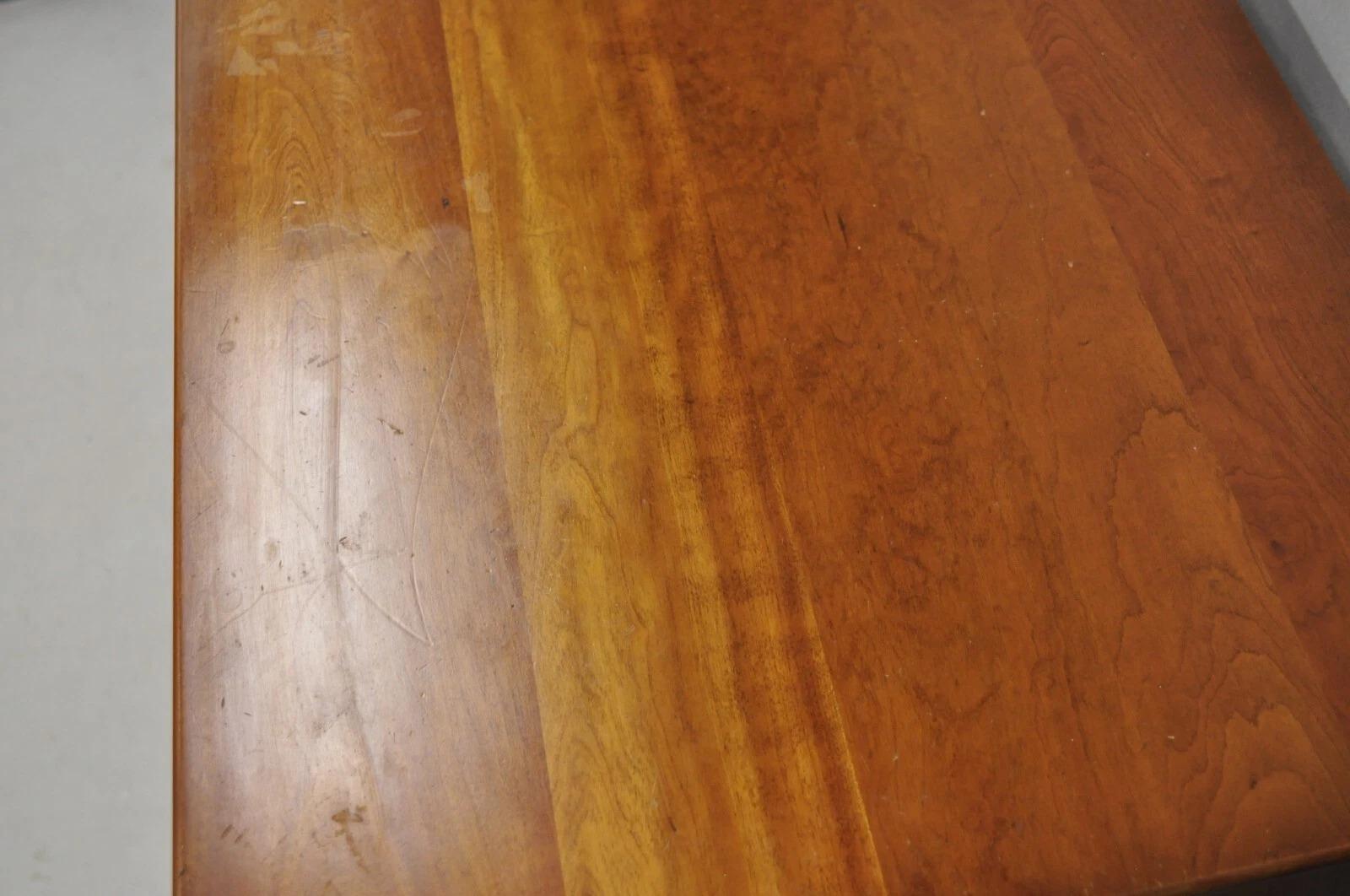 I.L.A. Stickley d'epoca in legno di ciliegio in stile Chippendale con 9 cassetti in vendita 4