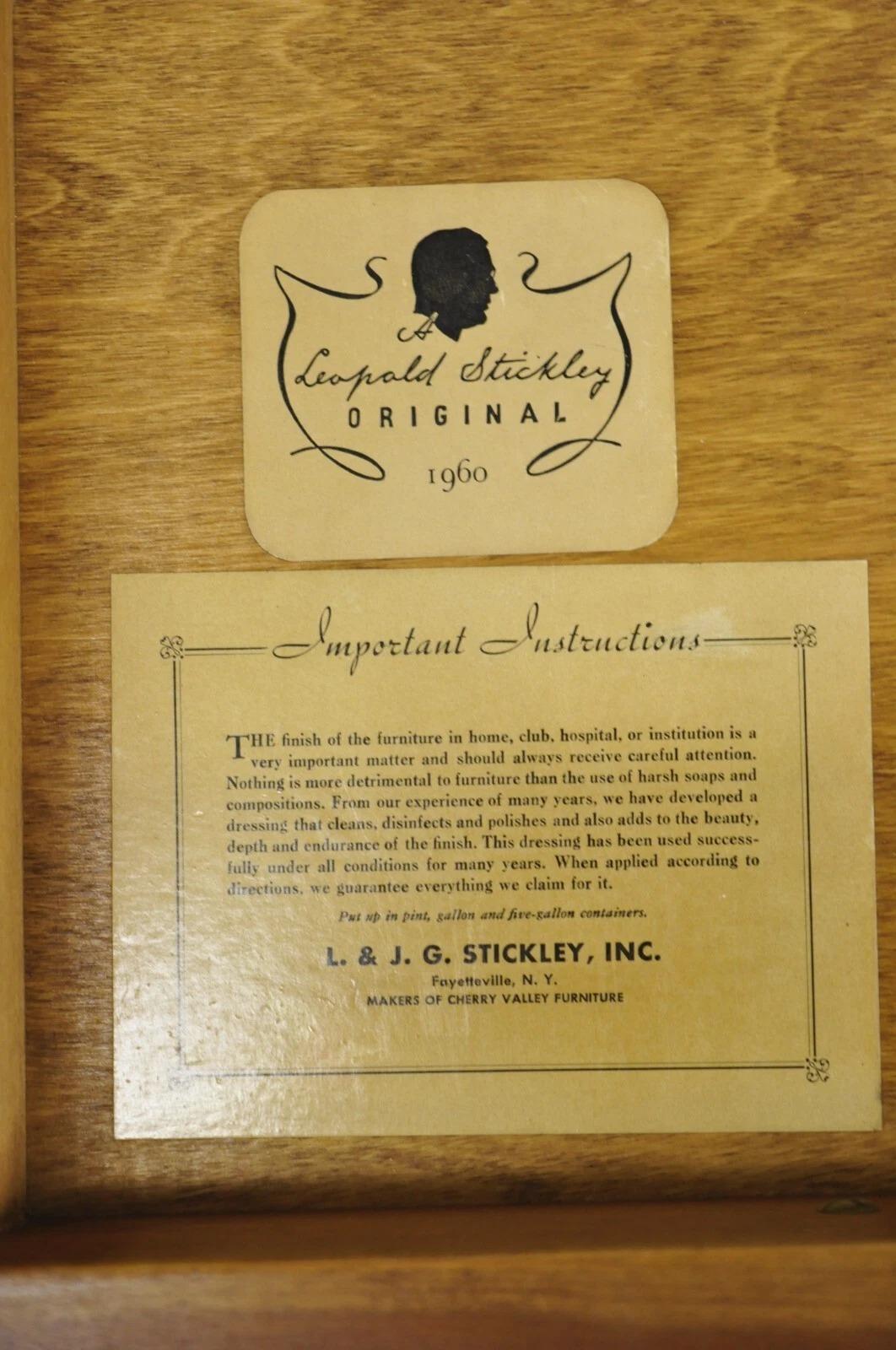 Inviaci un messaggio con il tuo codice postale per richiedere un preventivo per la spedizione negli Stati Uniti.

I.L.A. Stickley d'epoca in legno di ciliegio in stile Chippendale con 9 cassetti. L'articolo presenta una struttura in legno massiccio,