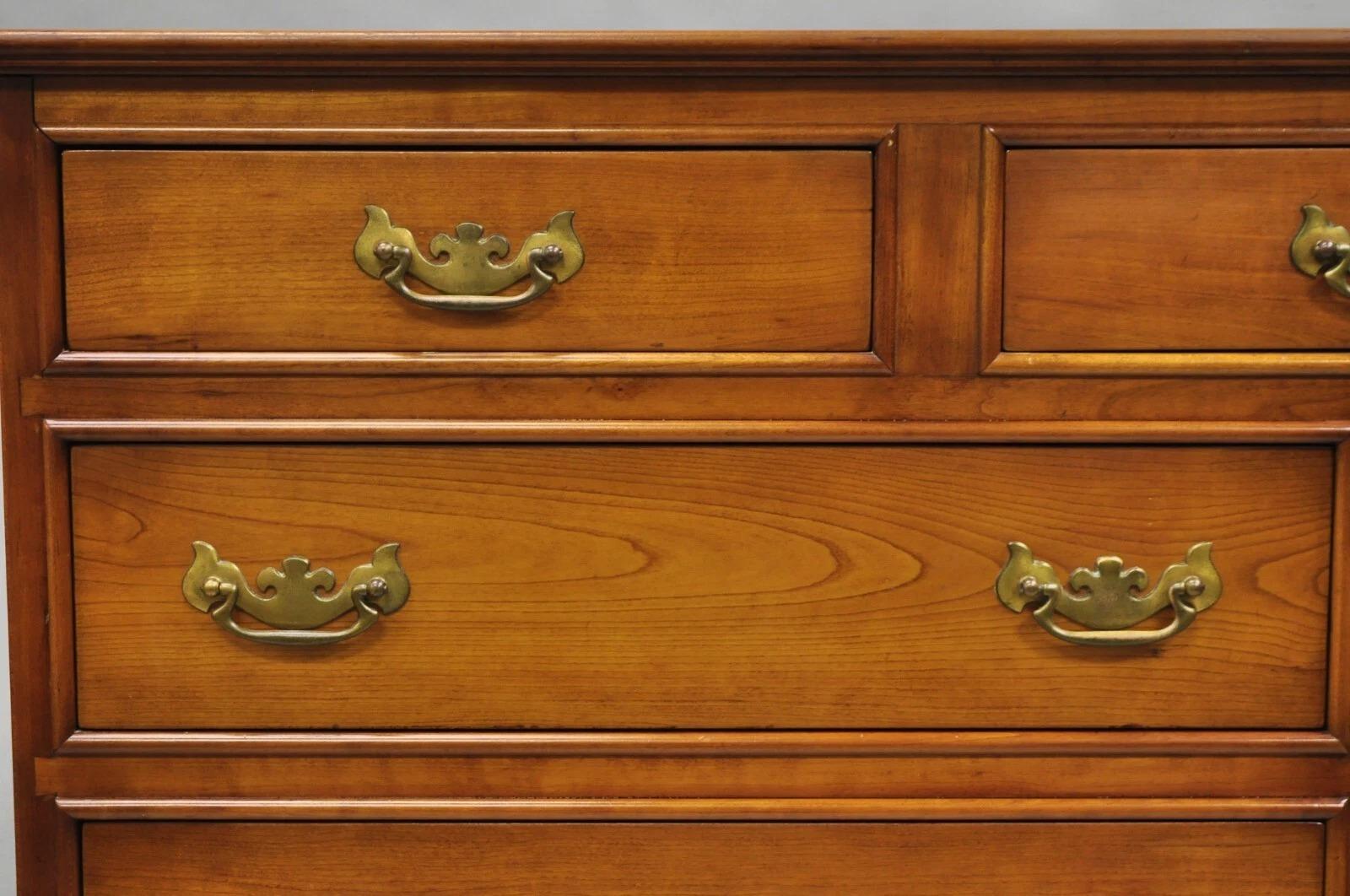 Sconosciuto I.L.A. Stickley d'epoca in legno di ciliegio in stile Chippendale con 9 cassetti in vendita