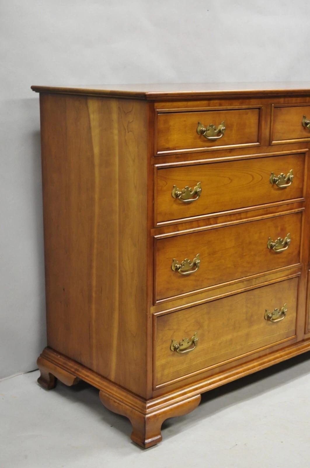 I.L.A. Stickley d'epoca in legno di ciliegio in stile Chippendale con 9 cassetti In condizioni buone in vendita a Philadelphia, PA