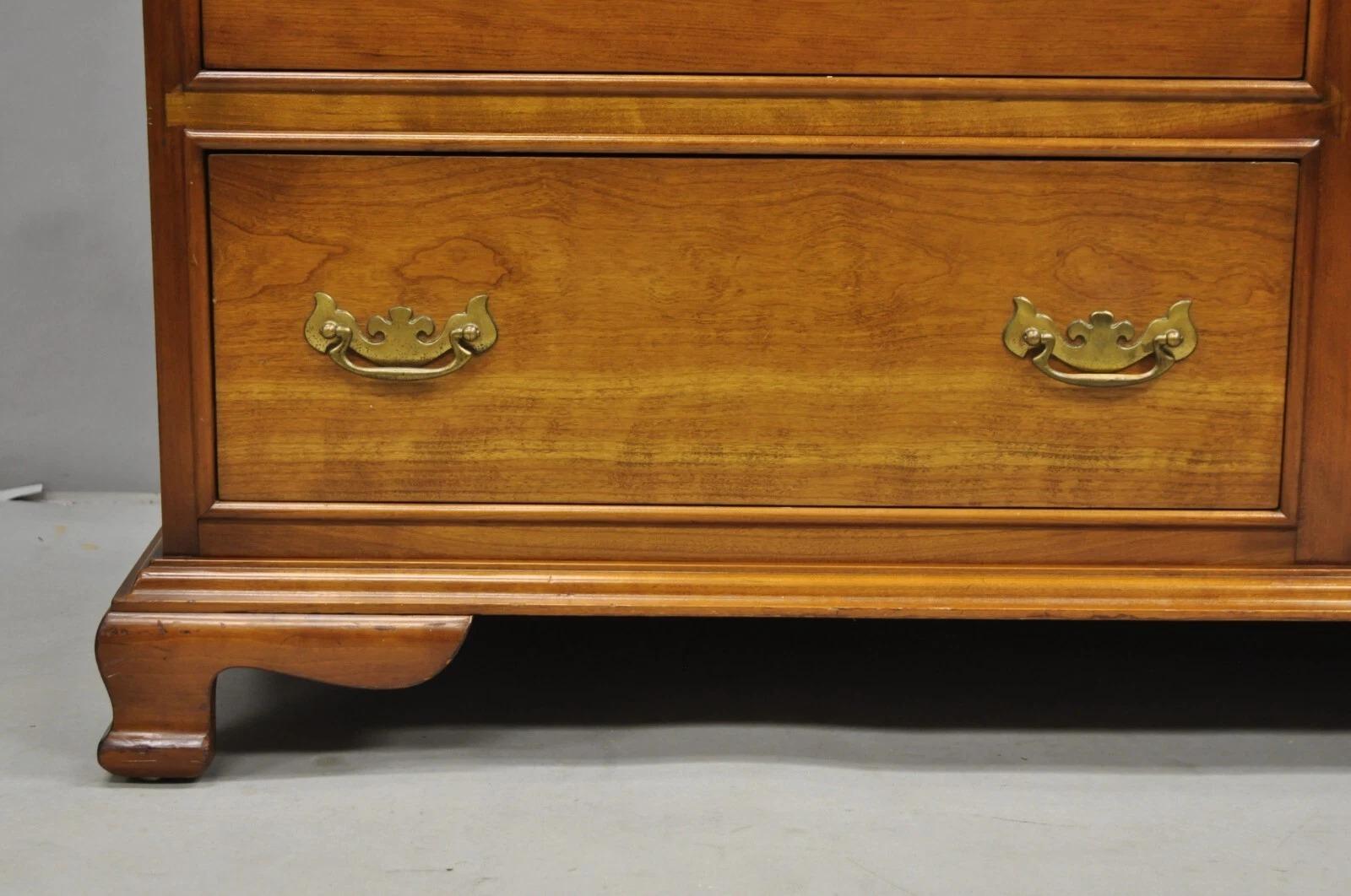 XX secolo I.L.A. Stickley d'epoca in legno di ciliegio in stile Chippendale con 9 cassetti in vendita