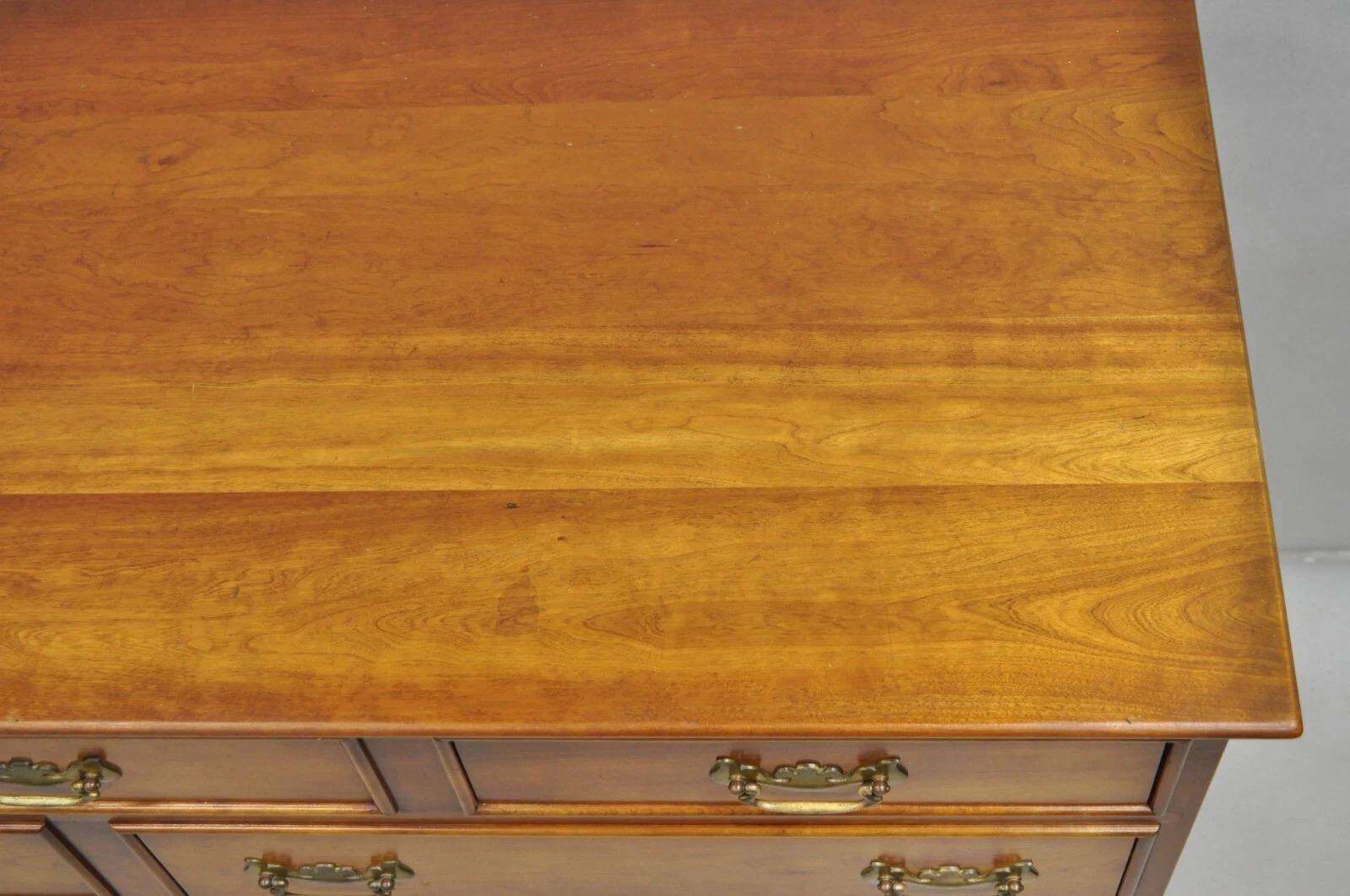 Ciliegio I.L.A. Stickley d'epoca in legno di ciliegio in stile Chippendale con 9 cassetti in vendita