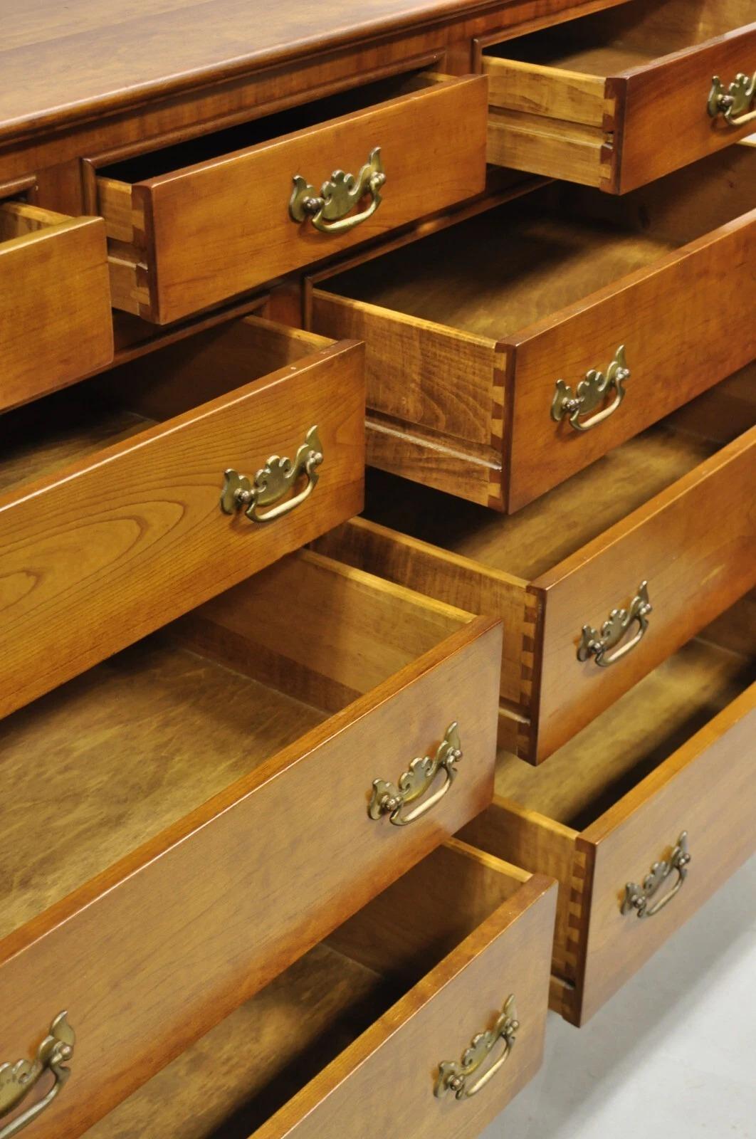 I.L.A. Stickley d'epoca in legno di ciliegio in stile Chippendale con 9 cassetti in vendita 3