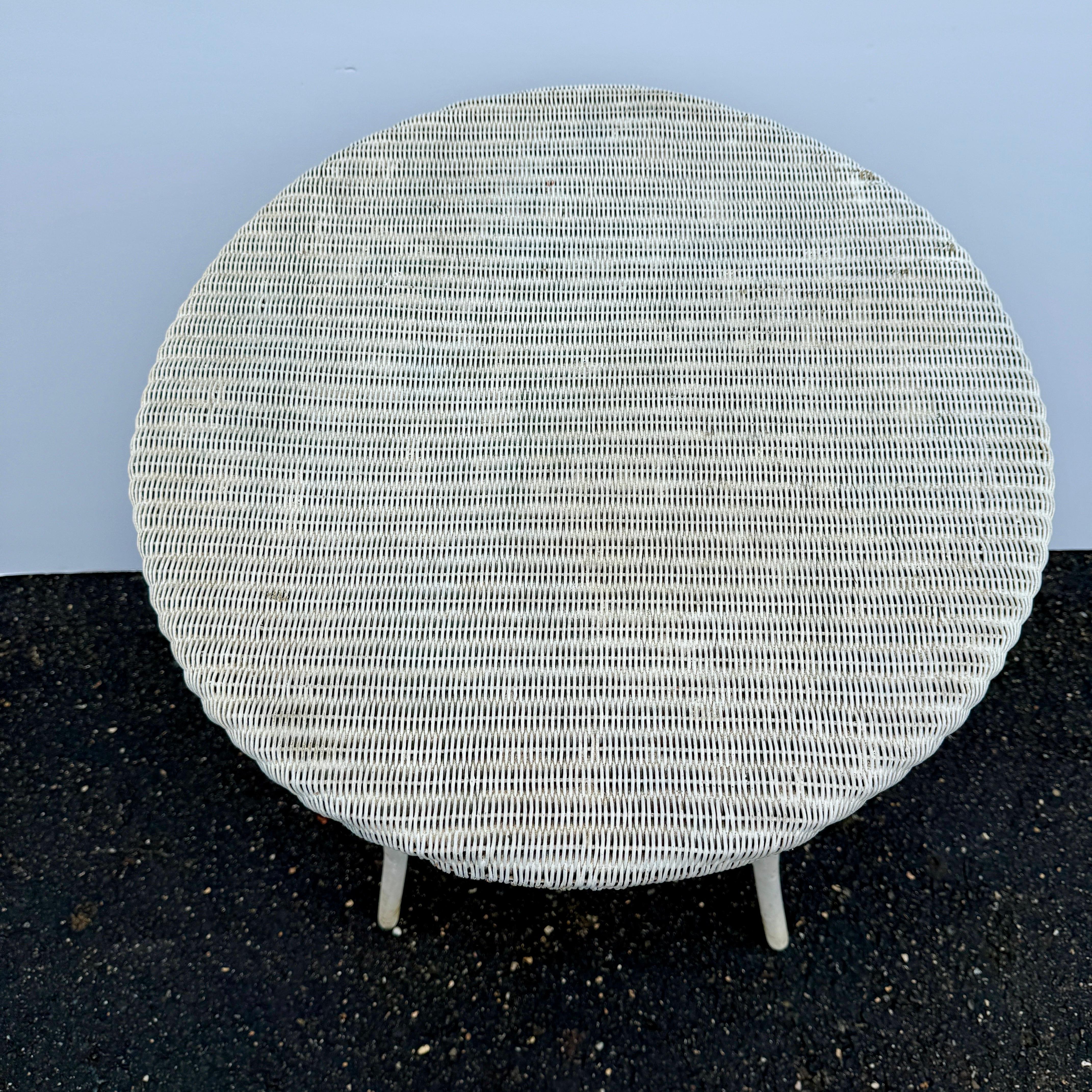 Impressionnante table ronde, d'appoint ou de dinette en osier pour patio. Cette table vintage est robuste et constitue un excellent choix pour ancrer un grand canapé ou entre deux chaises. Elle peut également être utilisée dans une cuisine comme