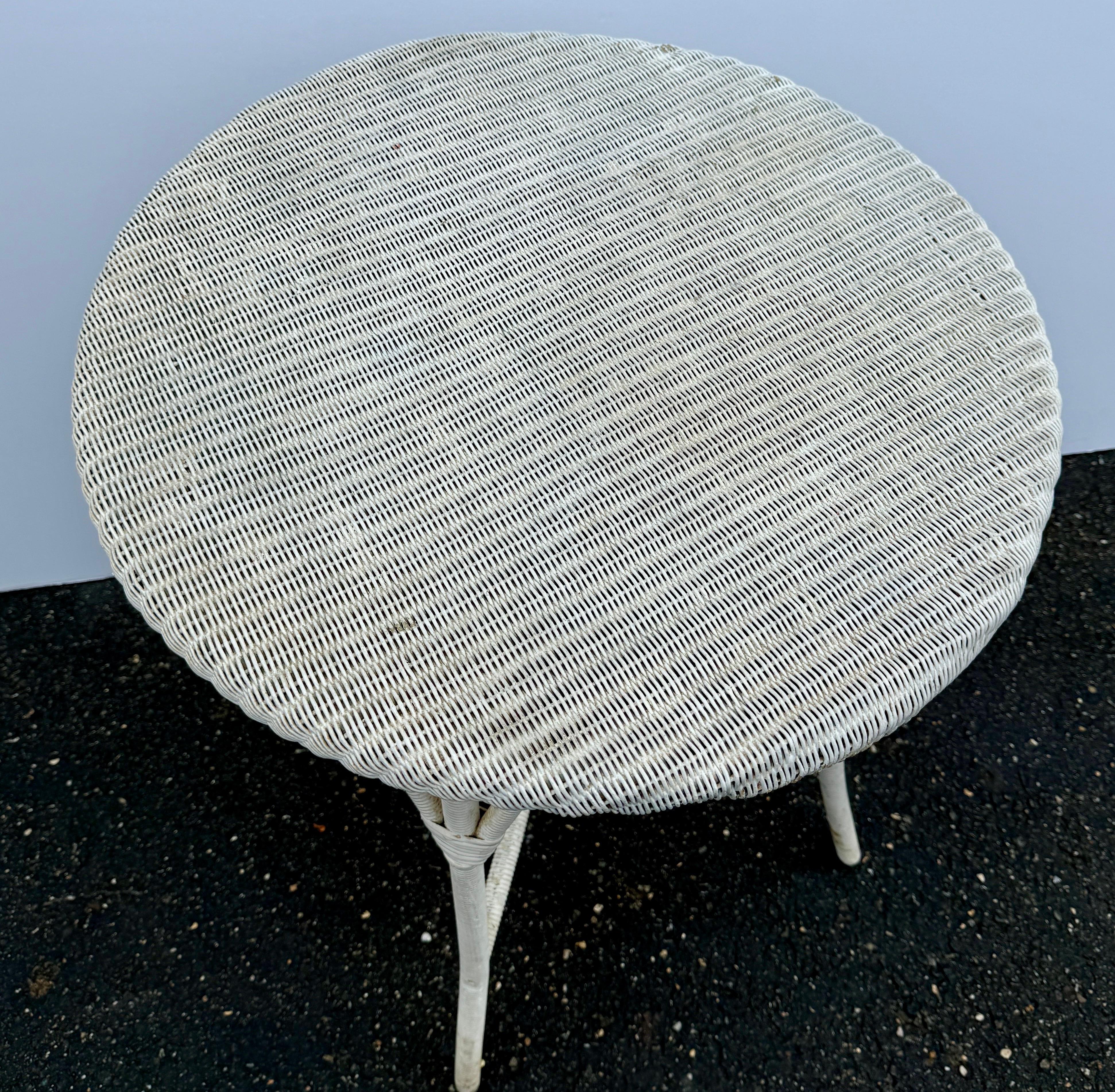 Organique Table en osier peint Vintage Lloyd Loom Style en vente