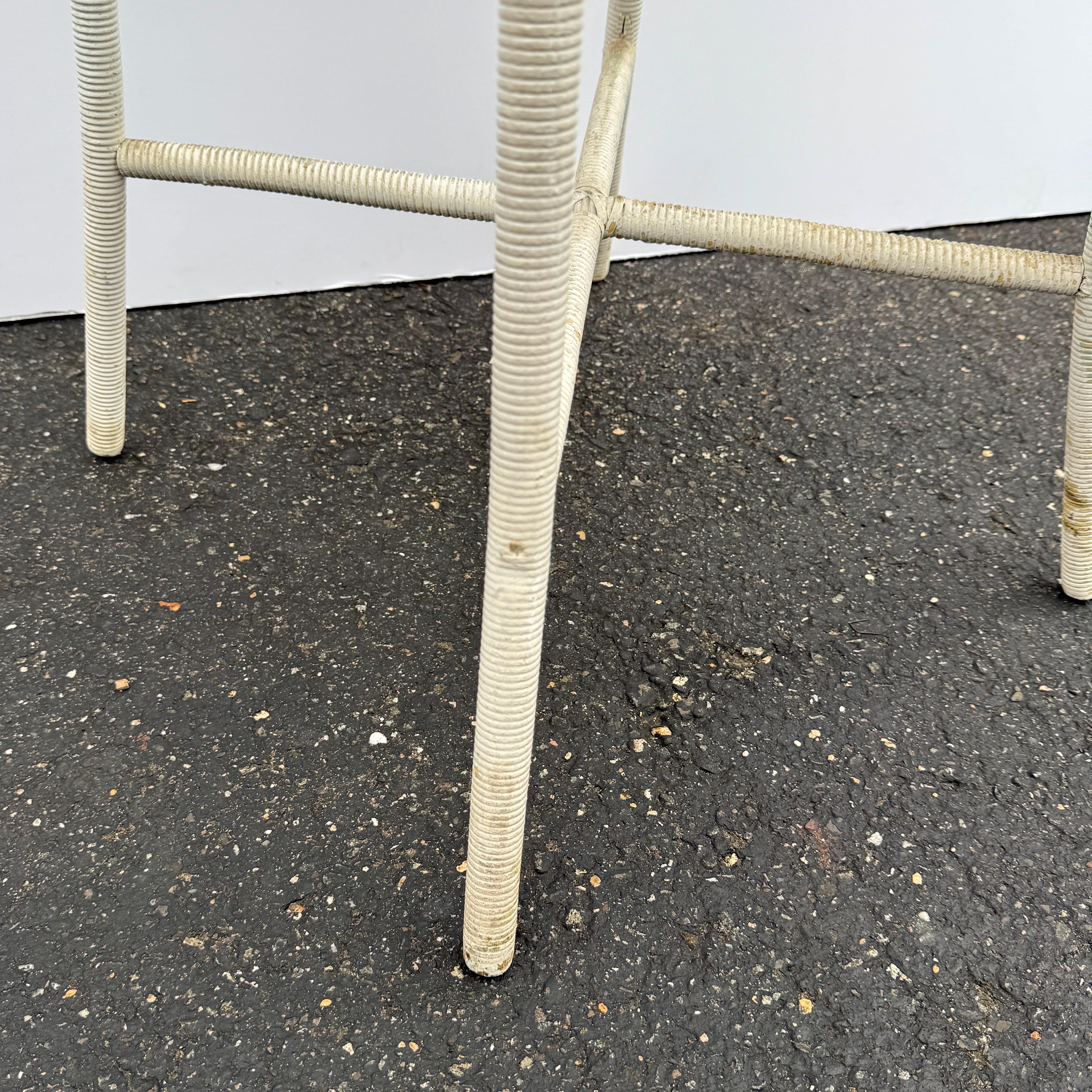 Fait main Table en osier peint Vintage Lloyd Loom Style en vente