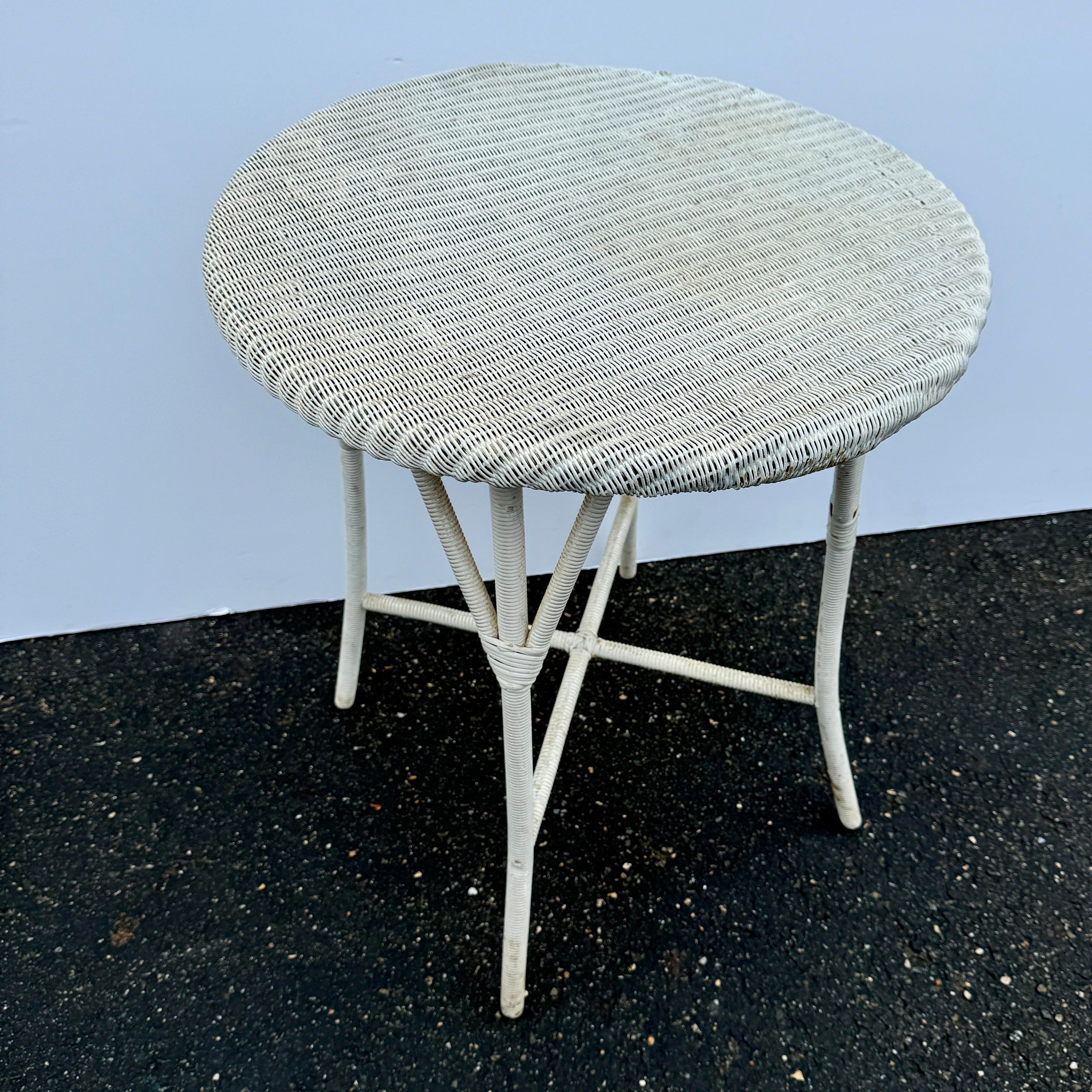 Table en osier peint Vintage Lloyd Loom Style Bon état - En vente à Haddonfield, NJ