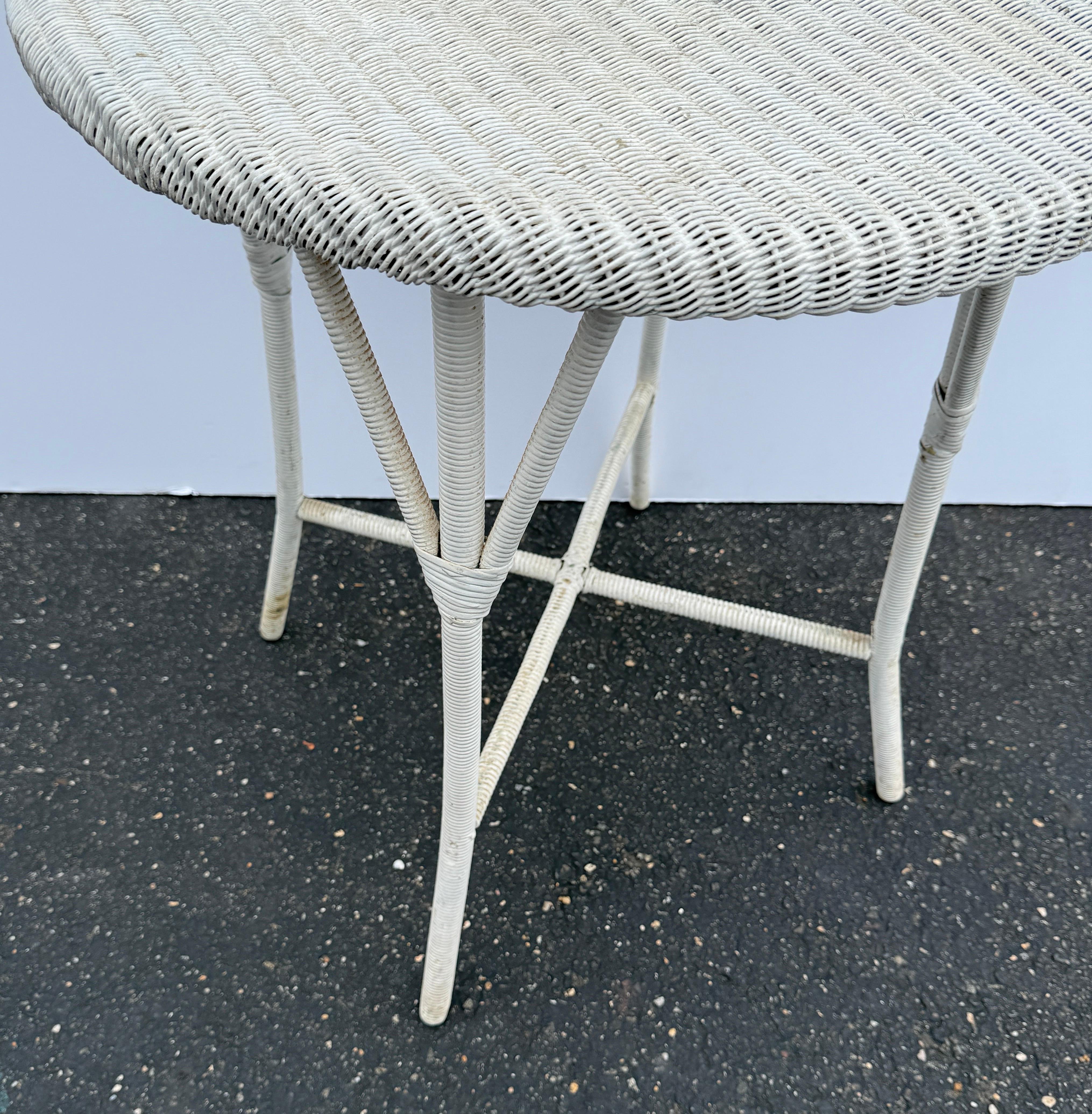 Osier Table en osier peint Vintage Lloyd Loom Style en vente