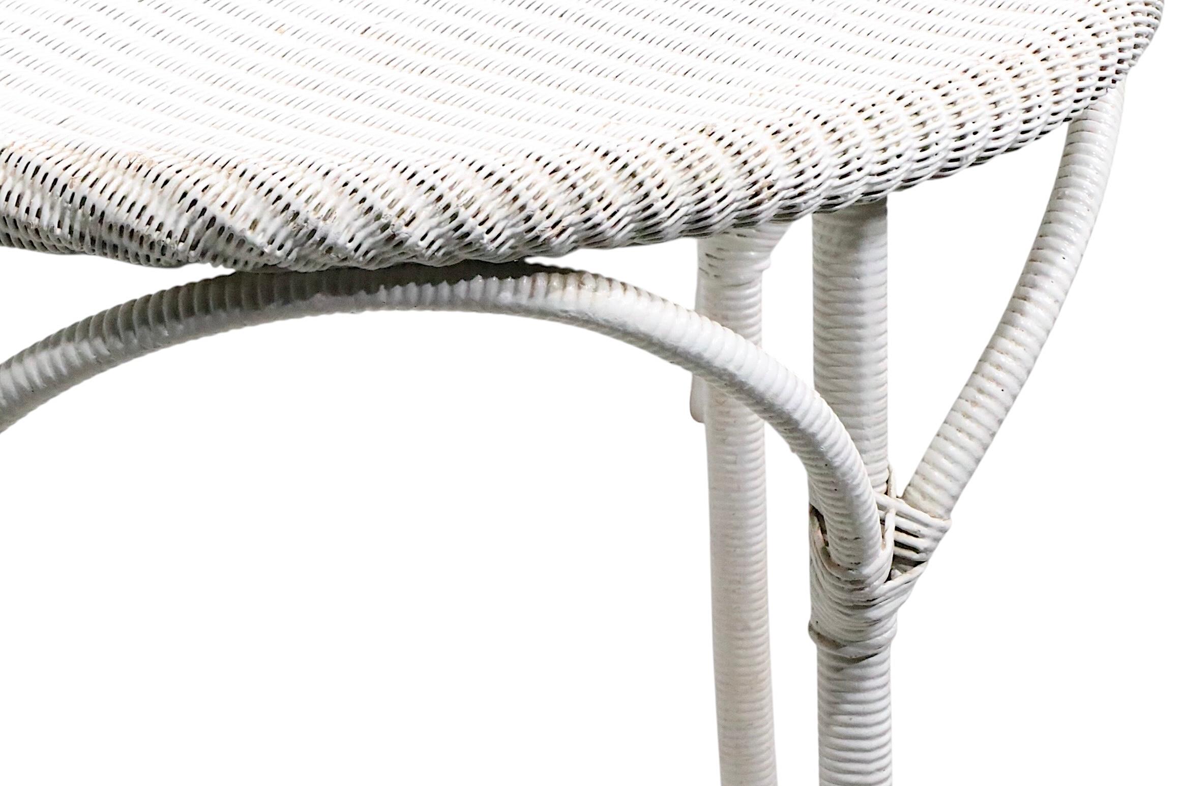 Whiting lampada in vimini bianco, tavolino di Lloyd Loom, in ottime condizioni, pulito e pronto all'uso. Perfetto per il tuo  veranda, veranda o patio. Attualmente la vernice bianca, più recente ma non nuova, presenta una certa usura estetica,