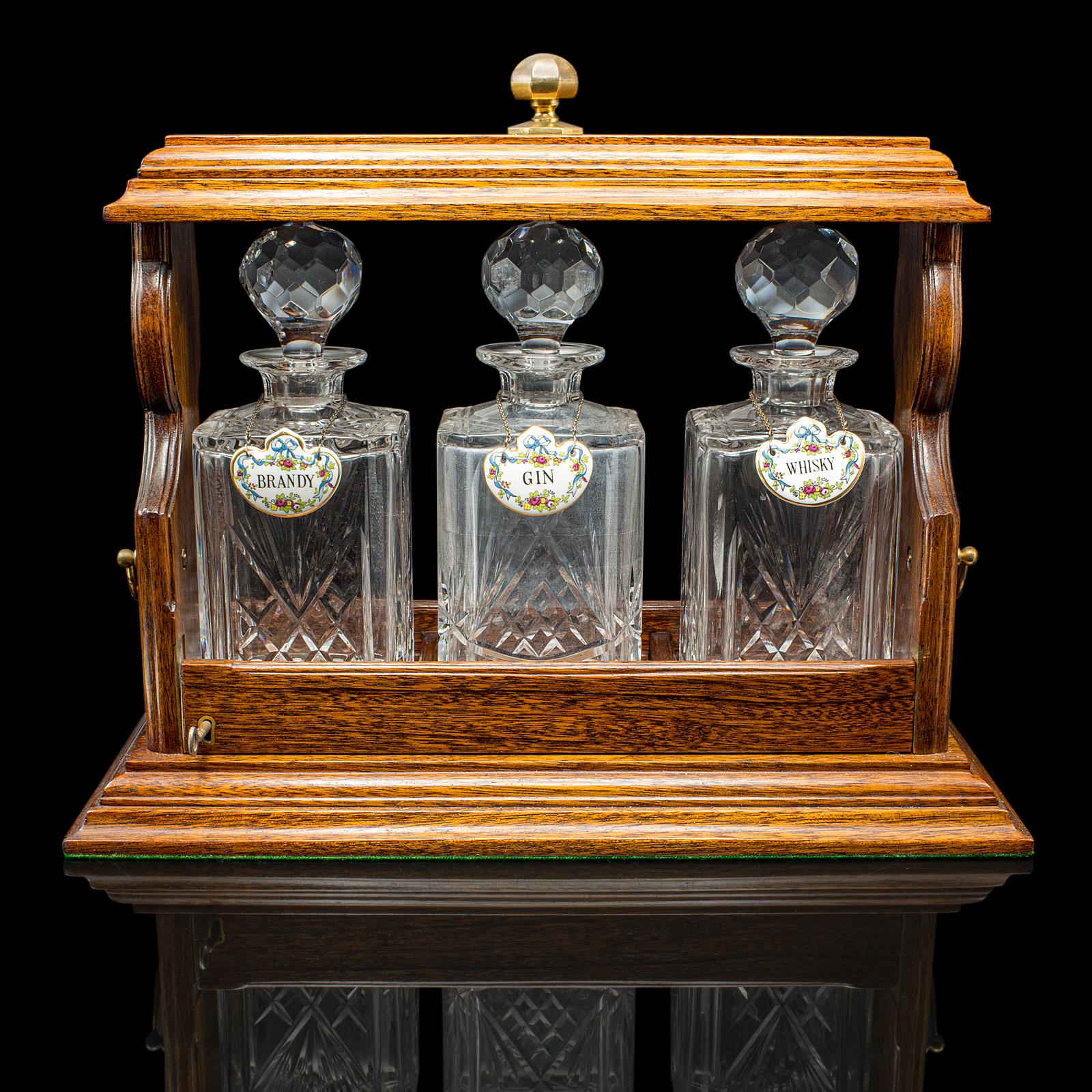 Dekanterdose Tantalus mit Verschluss, englisch, Eiche, Glas, Dekanterdose, viktorianisch (Moderne der Mitte des Jahrhunderts) im Angebot