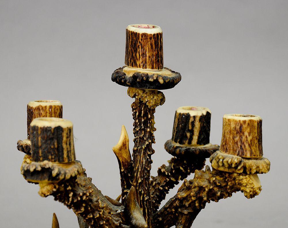 Ein dekorativer fünfarmiger Geweih-Kerzenhalter im Lodge-Stil aus Rehgeweih:: hergestellt in Deutschland:: um 1950. 

Maßnahmen: Höhe 30 cm (11.81
