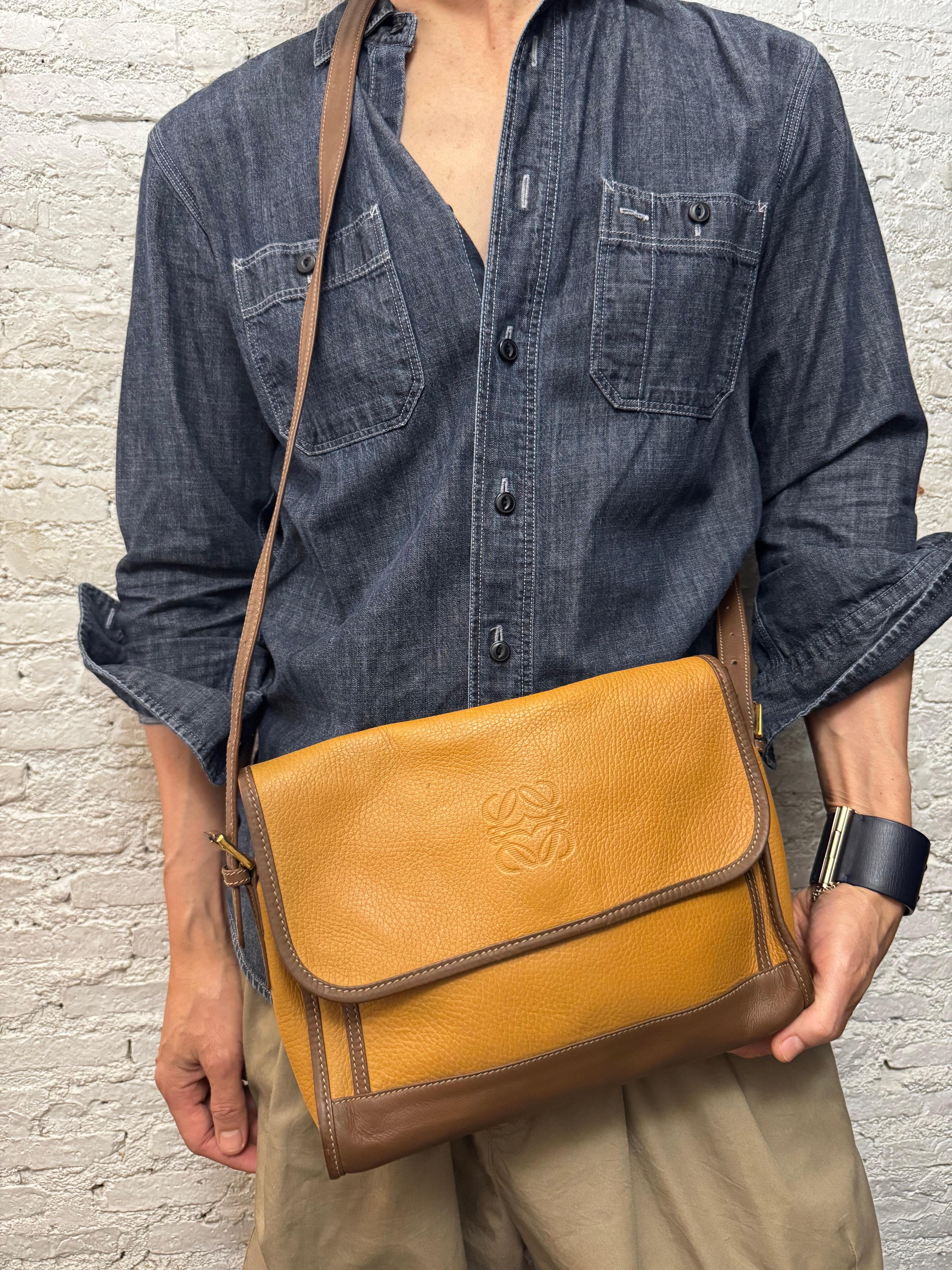 Vintage LOEWE Anagram Camera Bag Brown Leather Unisex Mens en vente 2