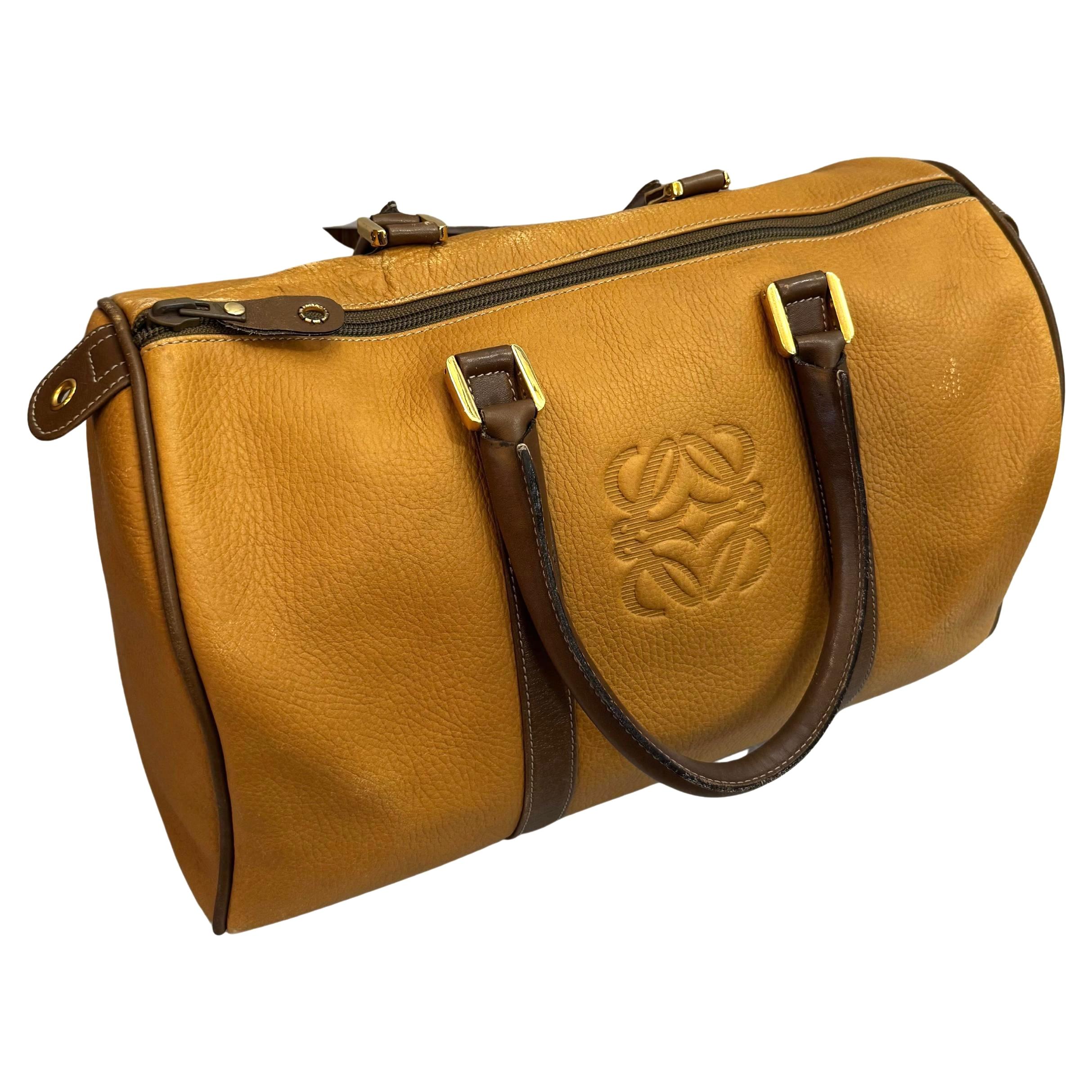 Vintage LOEWE Anagramm Leder Boston Tasche 35 Senf im Zustand „Relativ gut“ im Angebot in Bangkok, TH