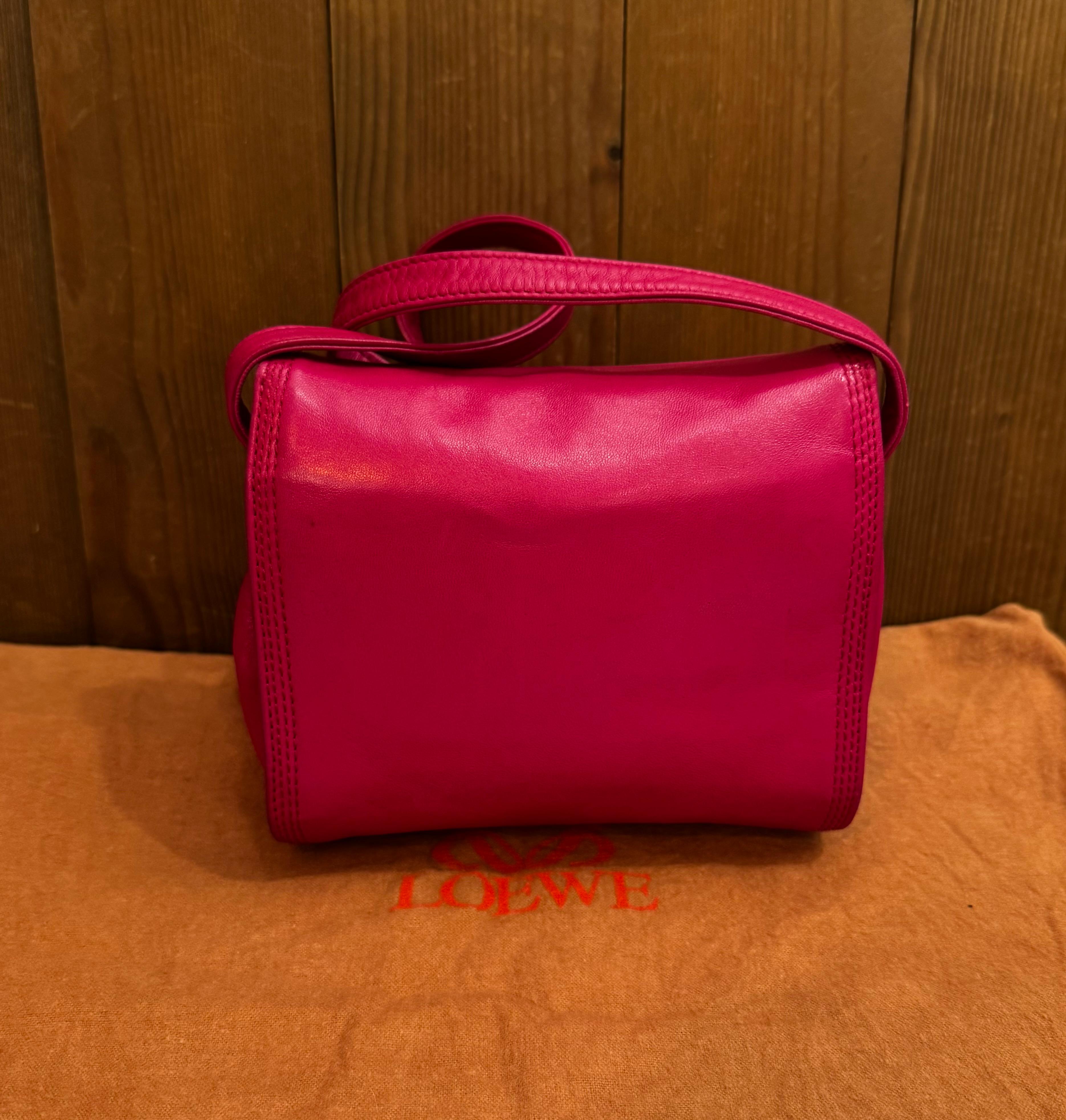 Rose Mini sac à bandoulière rose Anagram vintage LOEWE Calfskin des années 2000 en vente