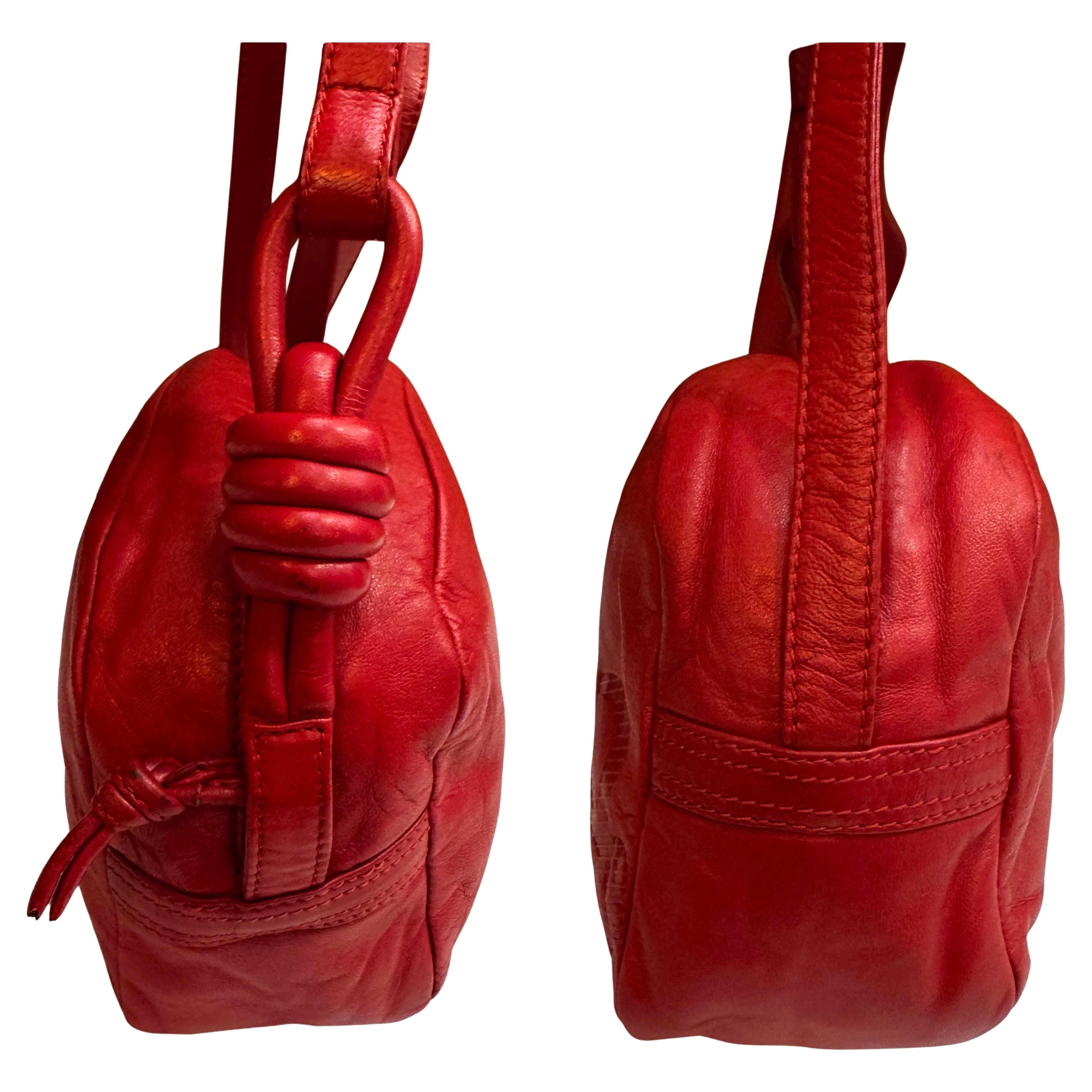 Bolso crossbody vintage LOEWE de piel de becerro con anagrama rojo en Bueno estado para la venta en Bangkok, TH
