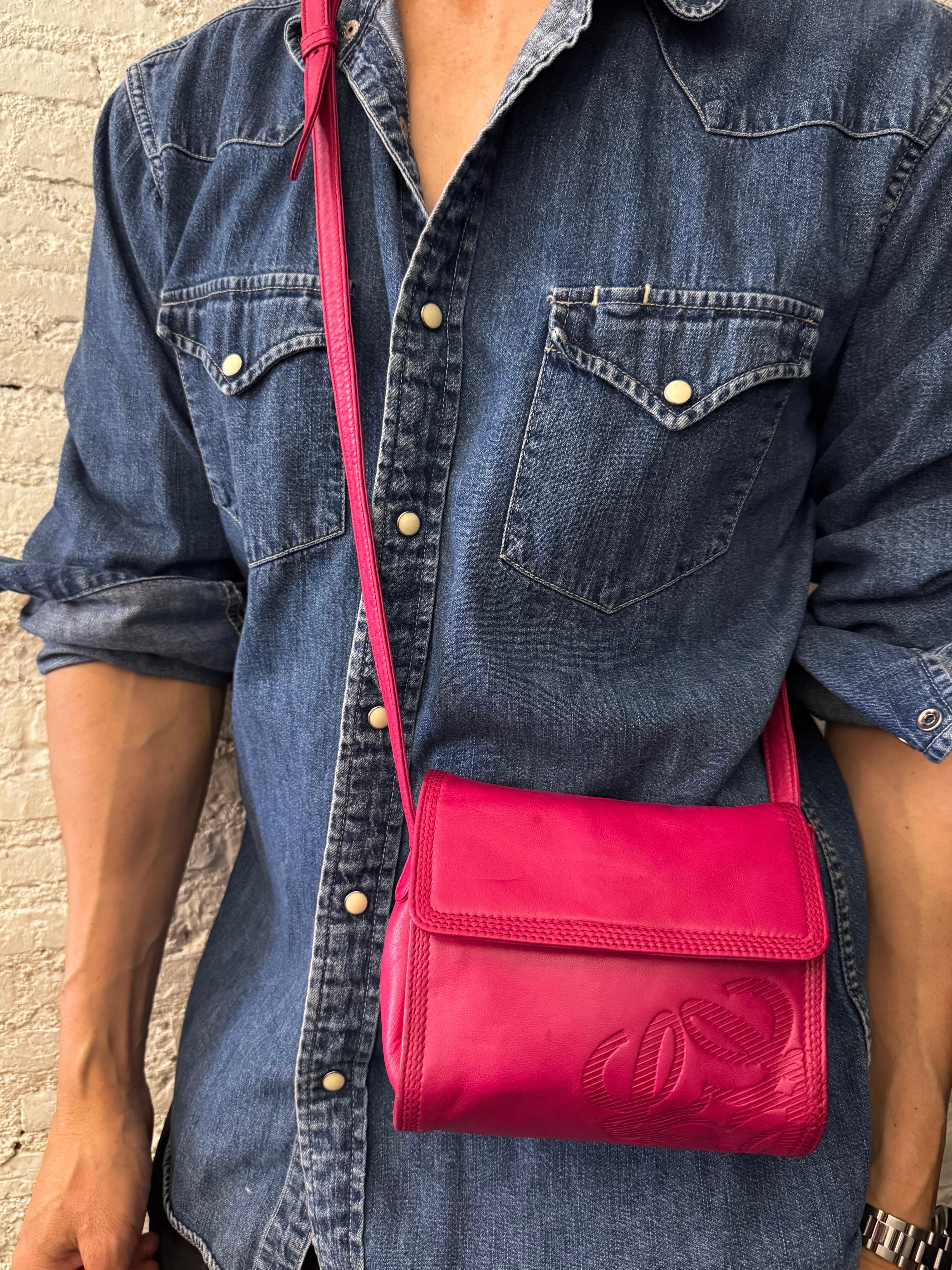 Mini sac à bandoulière rose Anagram vintage LOEWE Calfskin des années 2000 Bon état - En vente à Bangkok, TH
