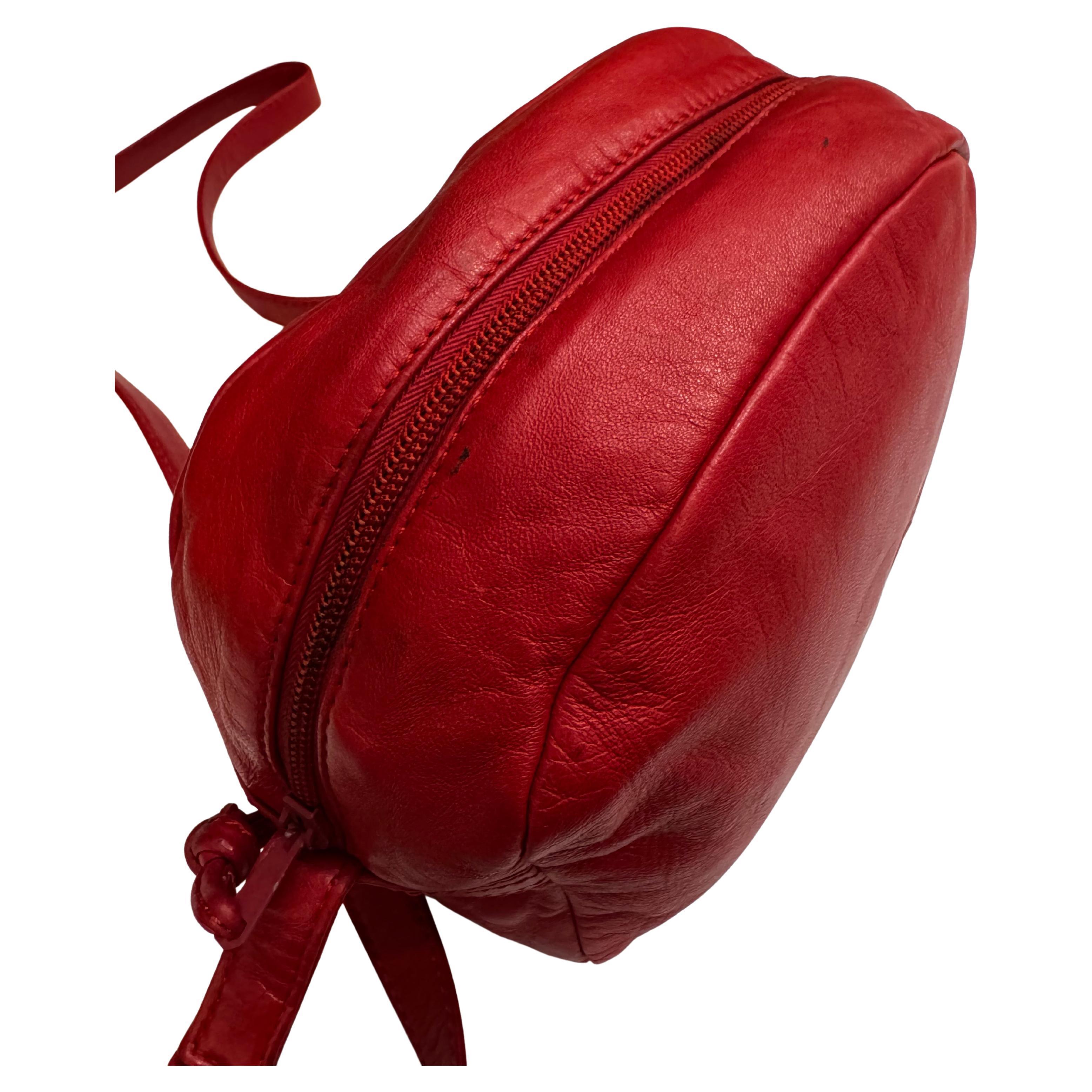 Bolso crossbody vintage LOEWE de piel de becerro con anagrama rojo en venta 1