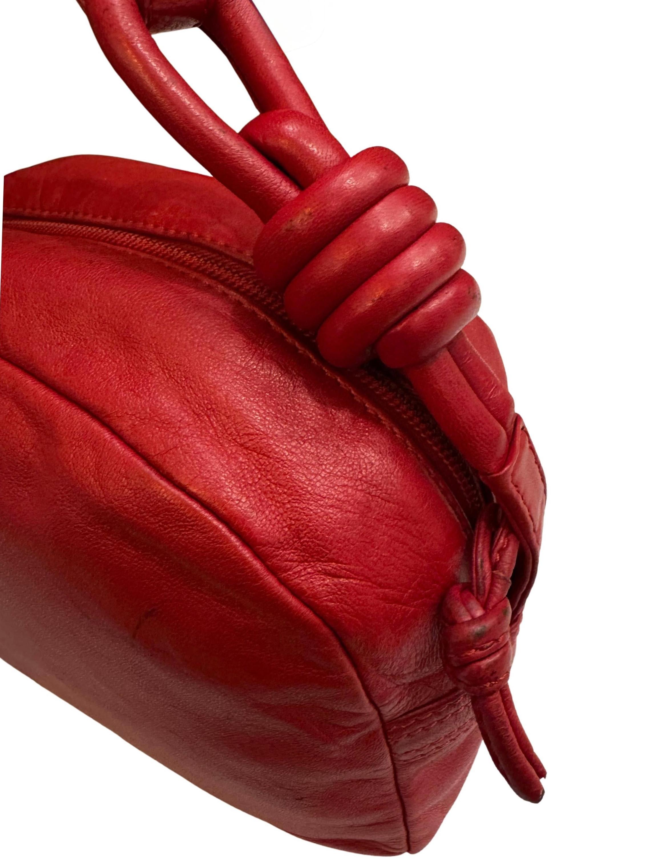 Bolso crossbody vintage LOEWE de piel de becerro con anagrama rojo en venta 2