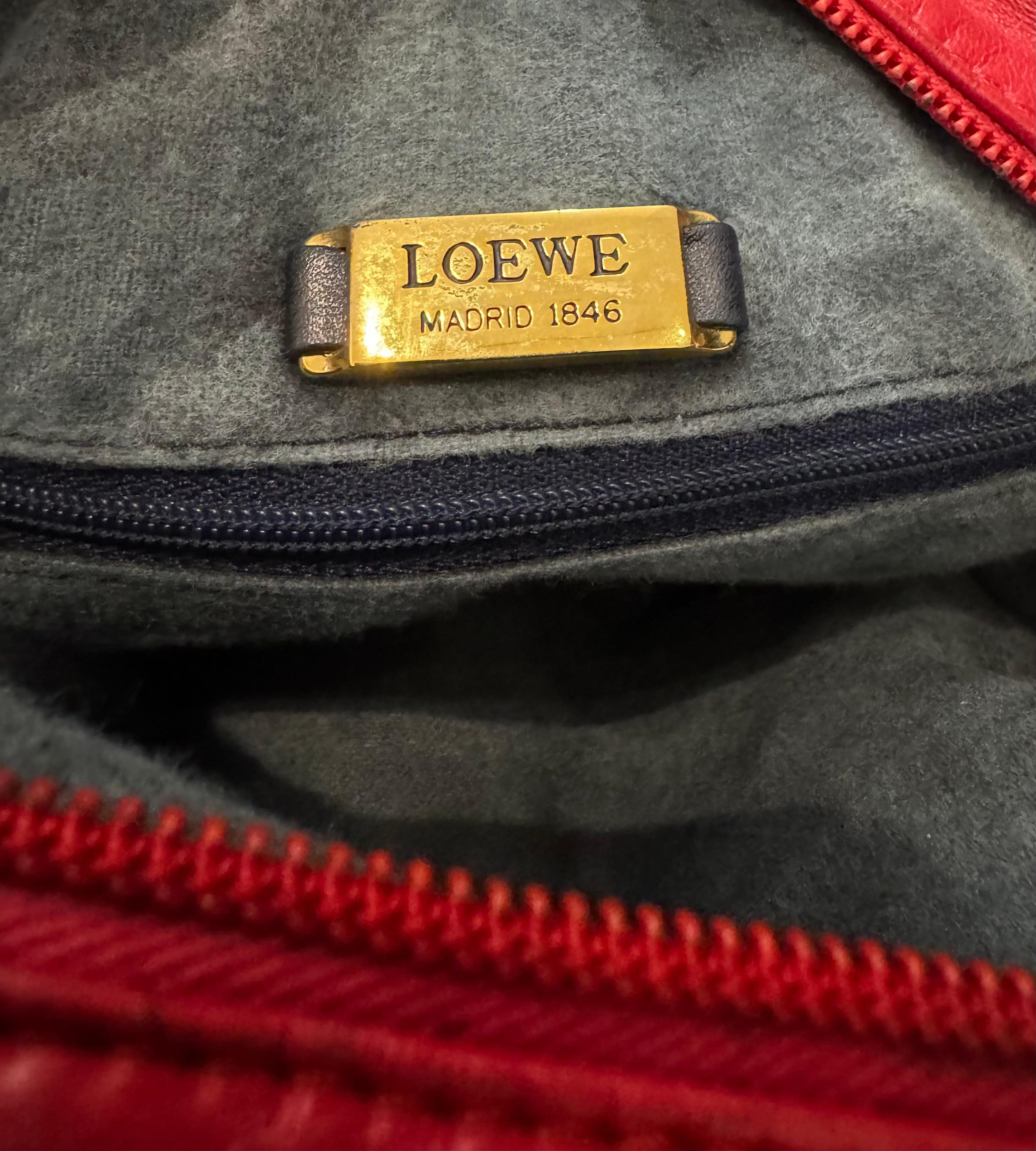 Bolso crossbody vintage LOEWE de piel de becerro con anagrama rojo en venta 3