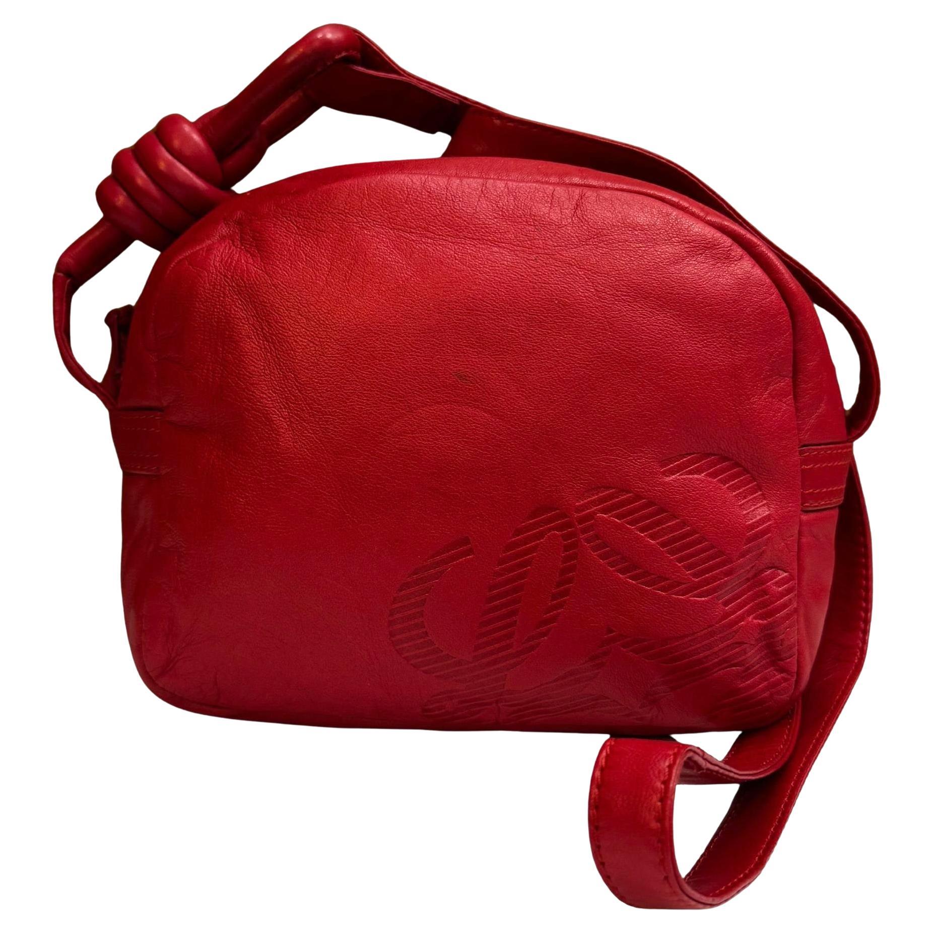 Bolso crossbody vintage LOEWE de piel de becerro con anagrama rojo en venta