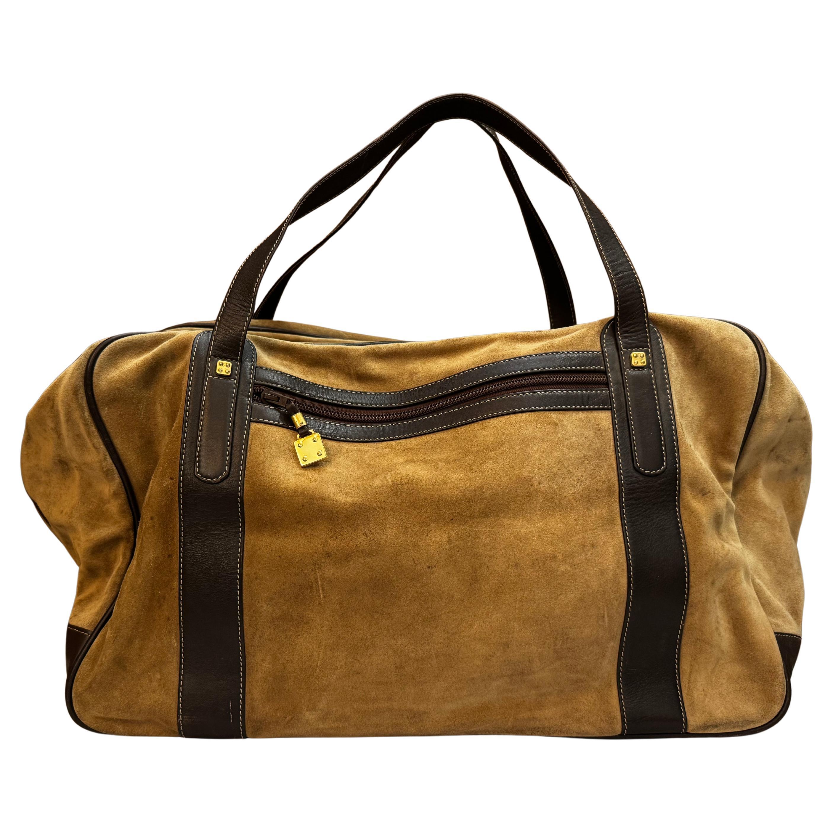Diese extragroße LOEWE Anagram Boston Tasche im Vintage-Stil ist aus Kalbsveloursleder gefertigt und mit glattem Kalbsleder in Braun und goldfarbenen Beschlägen versehen. Der Reißverschluss an der Oberseite gibt den Blick auf das Innere aus