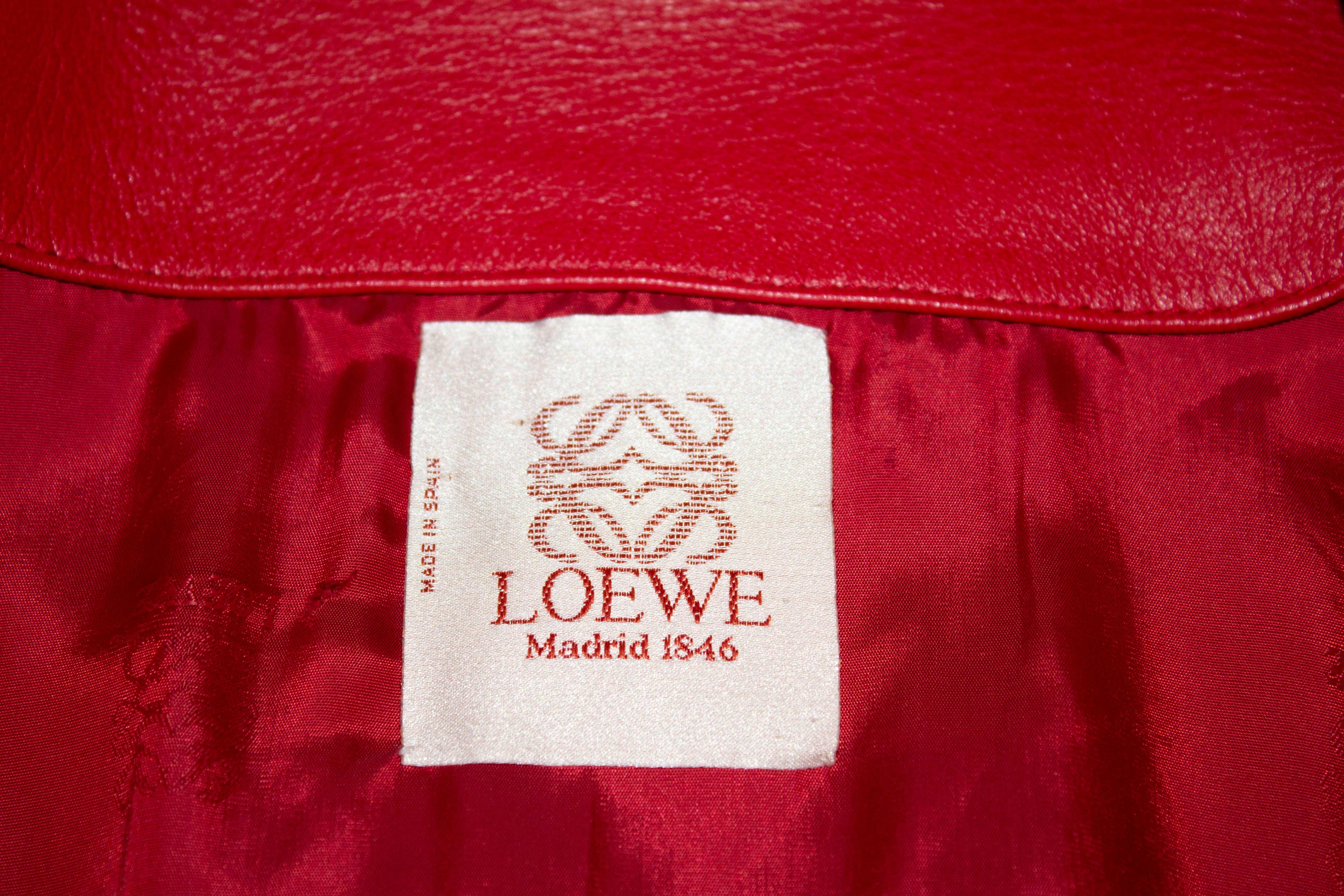 Une veste vintage en cuir super souple par Loewe. Dans une magnifique couleur rouge, la veste a une poche verticale de chaque côté et des détails sur le col. Il est entièrement doublé. 
Taille marquée 48, mesures : Poitrine jusqu'à 44'', longueur