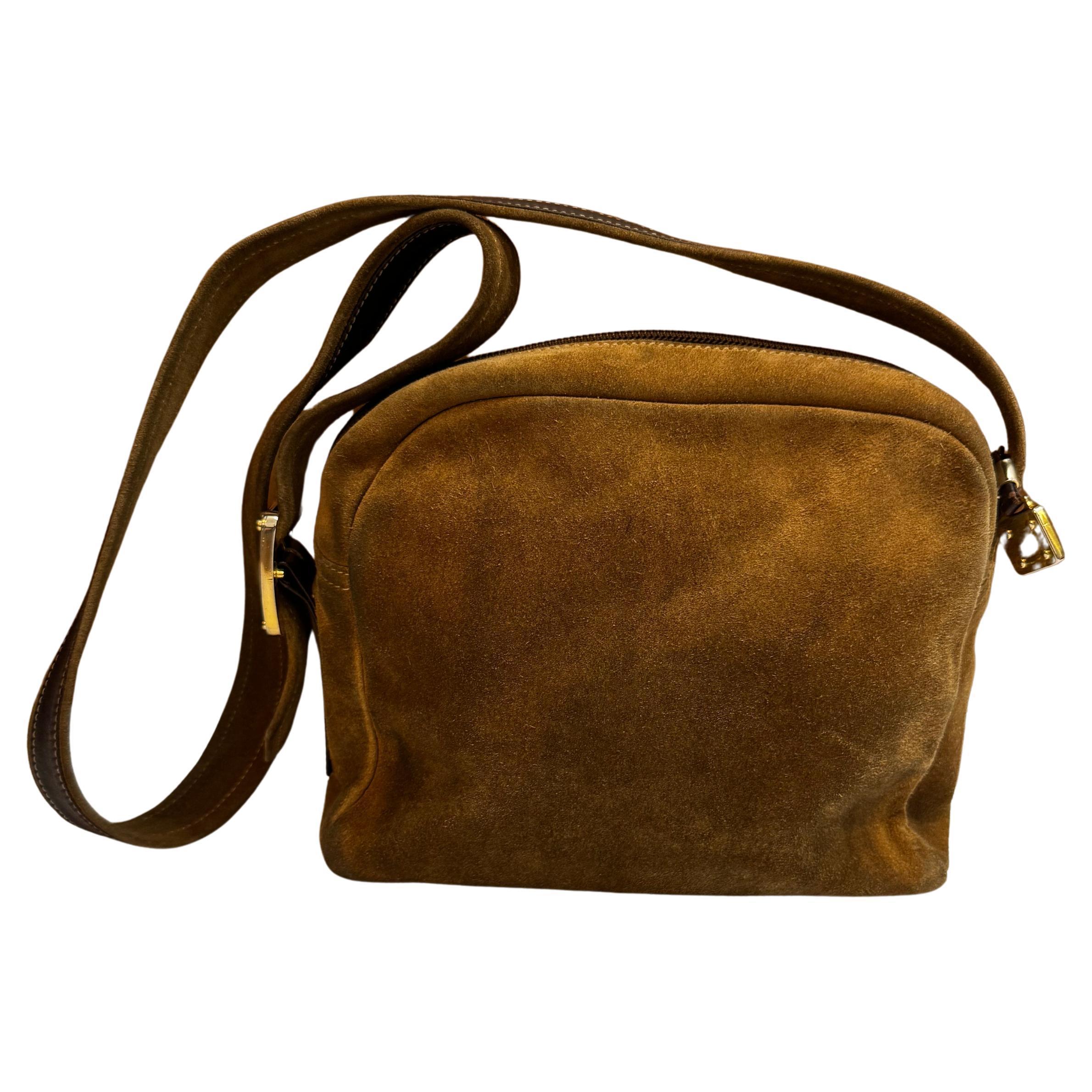 Cette sacoche vintage LOEWE Anagram est réalisée en cuir et daim de veau marron et présente des accessoires dorés ainsi qu'une bandoulière du même cuir et daim. La fermeture à glissière sur le dessus ouvre sur un intérieur non doublé en cuir de veau