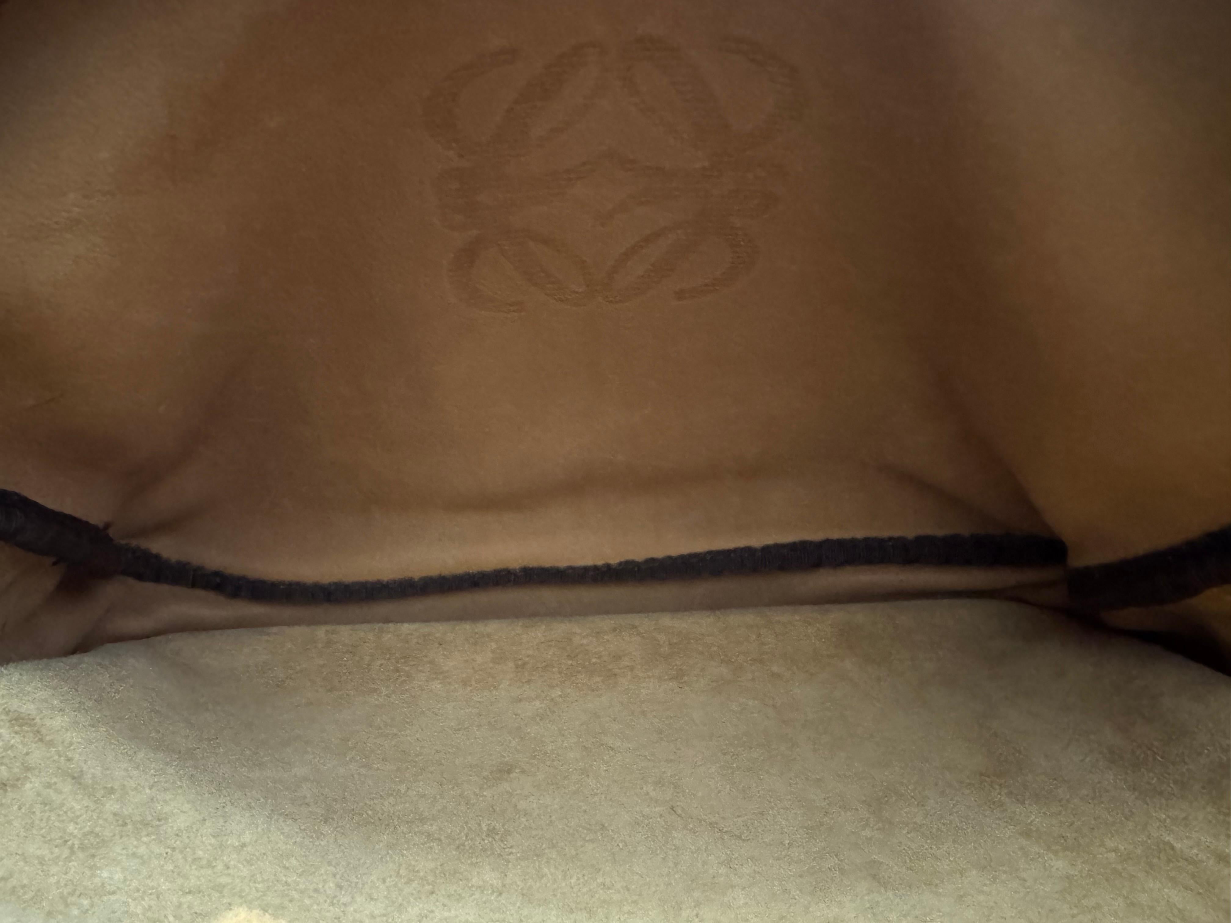 Vintage LOEWE Bolsa Cámara Anagrama Ante Marrón Unisex Hombre en venta 4