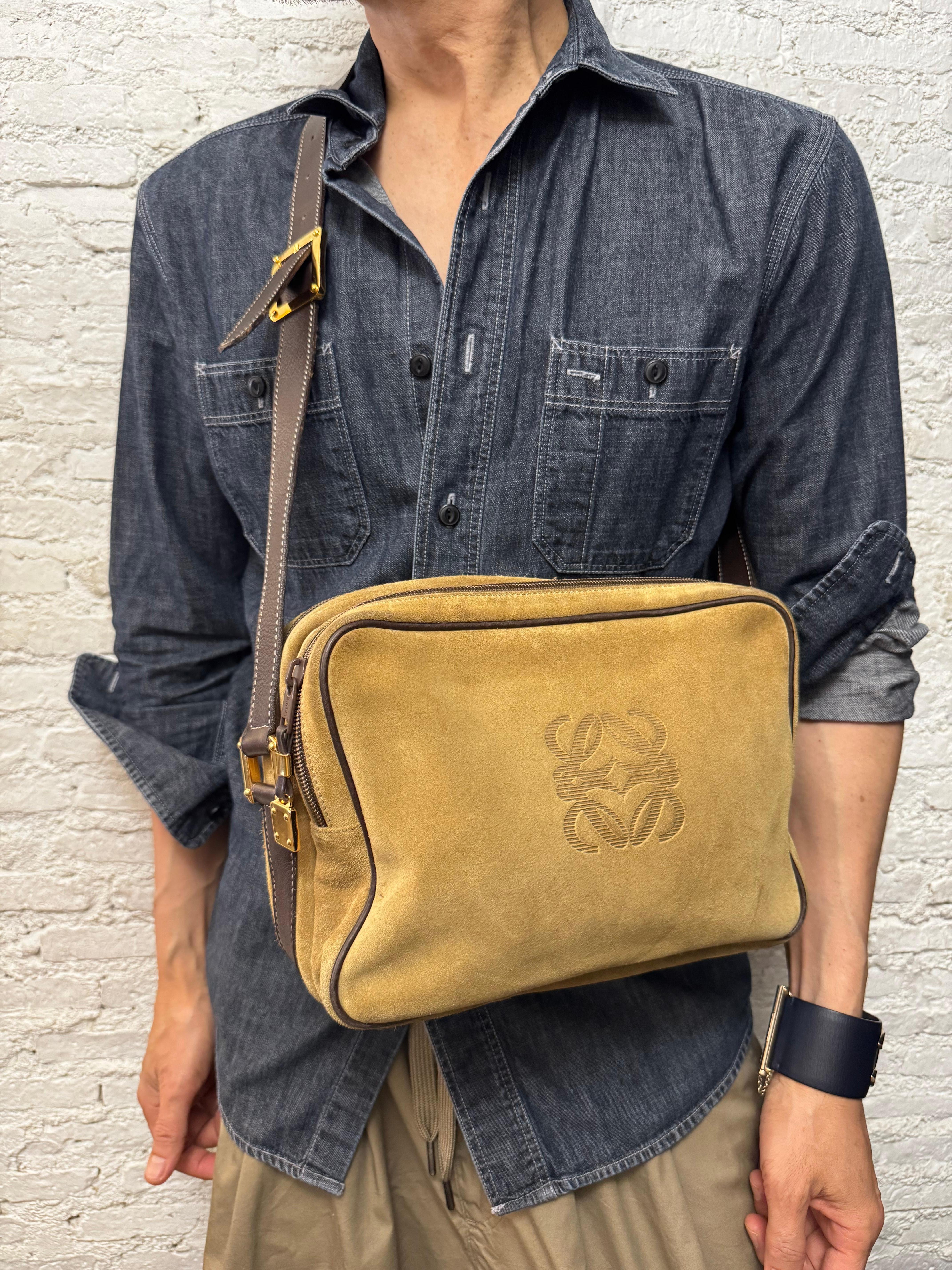 Vintage LOEWE Bolsa Cámara Anagrama Ante Marrón Unisex Hombre en venta 6