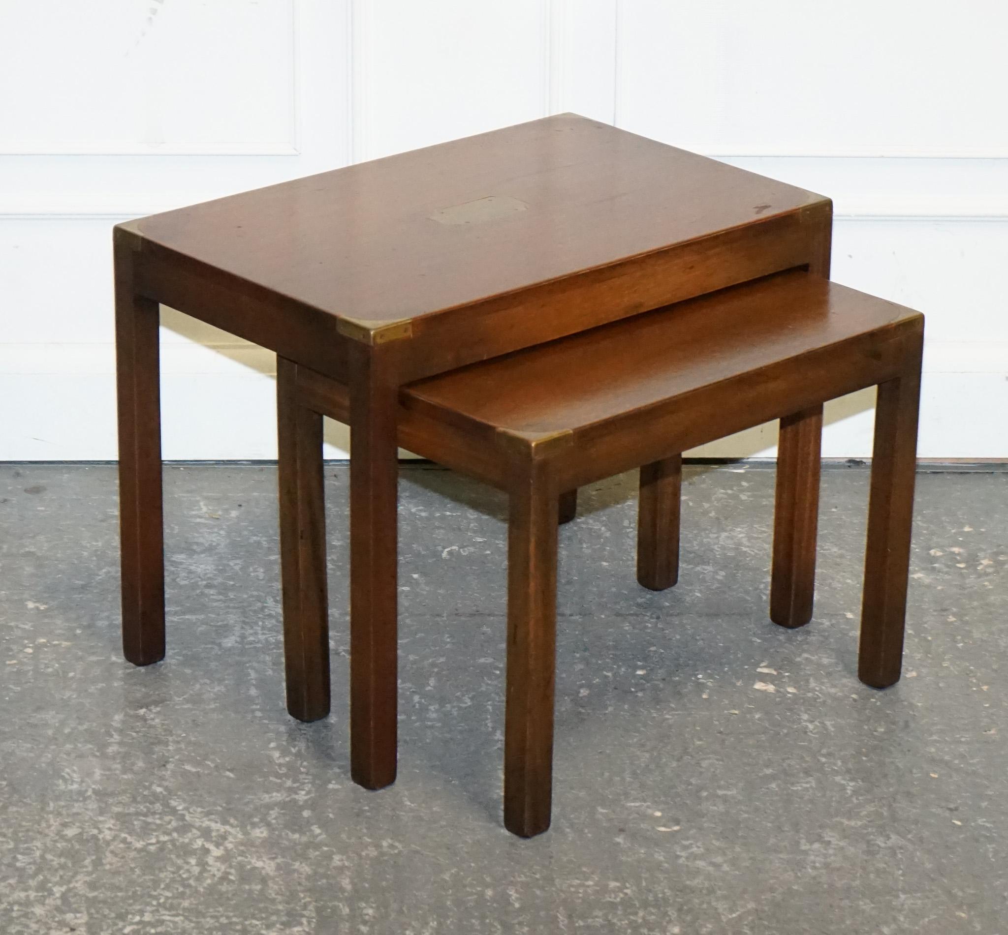 
Wir freuen uns, dieses Vintage London Harrods Kennedy Military Campaigner Nest Of Two Tables zum Verkauf anzubieten.

 Sie zeichnen sich durch exquisite Handwerkskunst und elegantes Design aus und verkörpern die charakteristischen Merkmale des