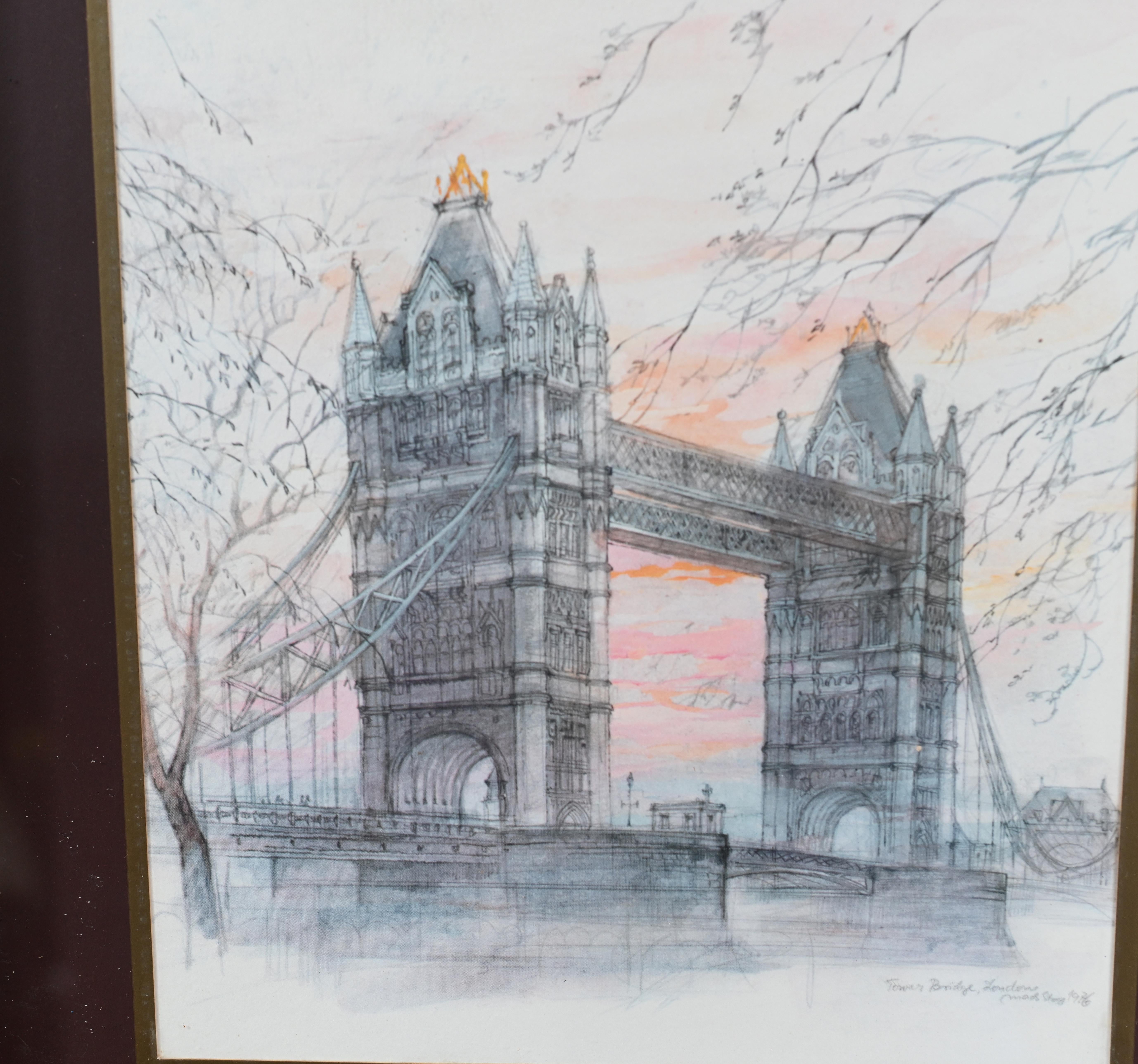 Sie sehen einen Vintage-Druck von Londons berühmter Tower Bridge, gedruckt nach der Original-Kohlezeichnung
Fängt die Stimmung und Atmosphäre der London Bridge gut ein
Das Stück ist in der rechten unteren Ecke signiert
Angeboten in großer Form