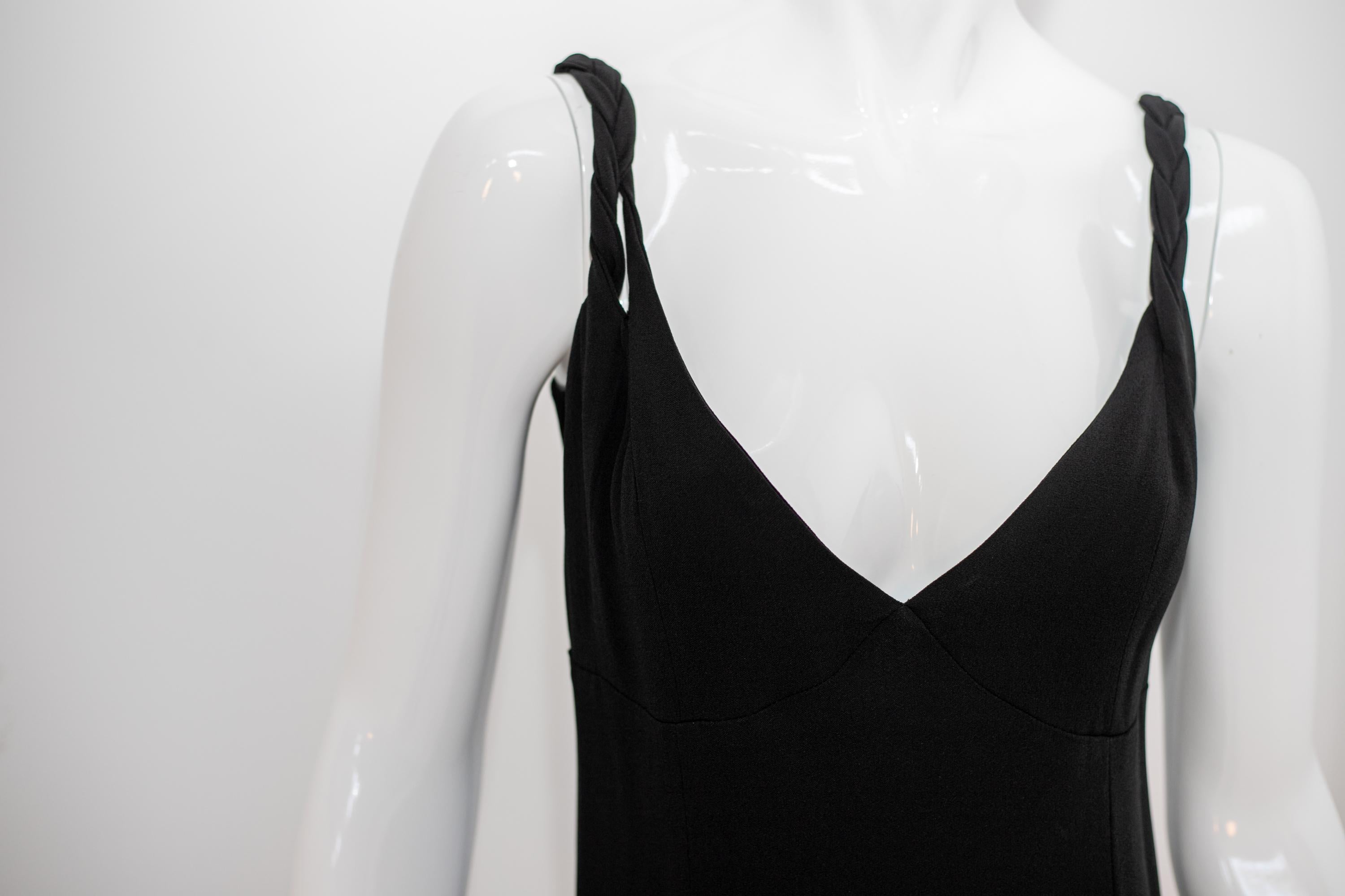 Magnifique robe noire d'Effimero des années 1990, fabriquée en Italie.
La robe est entièrement réalisée en coton noir, avec des bretelles tissées. L'encolure est en V profond, très sensuelle.
La robe descend très doucement jusqu'aux chevilles. La
