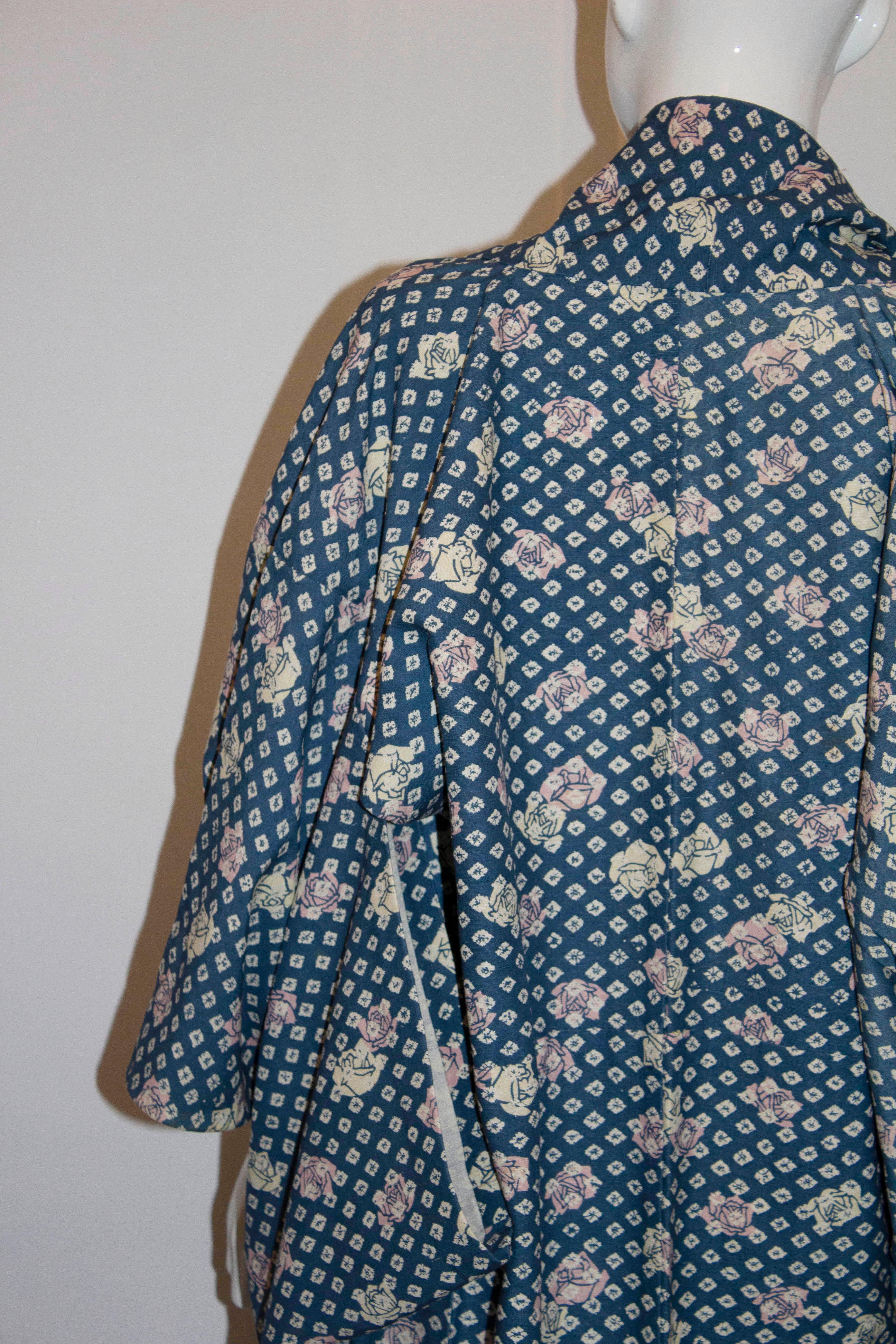 Langer blauer Kimono mit Rosendetails (Grau) im Angebot