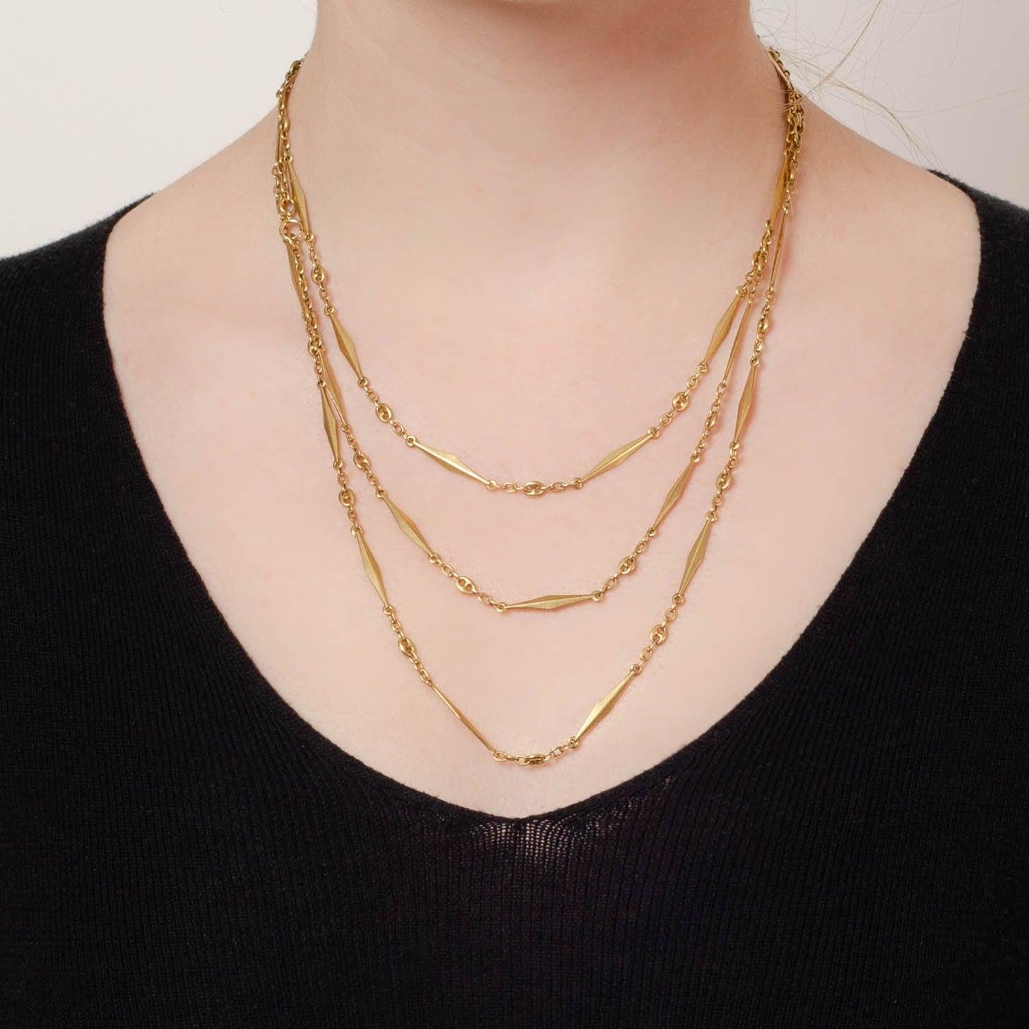 Donna Collana vintage a catena lunga in oro 18 carati in vendita