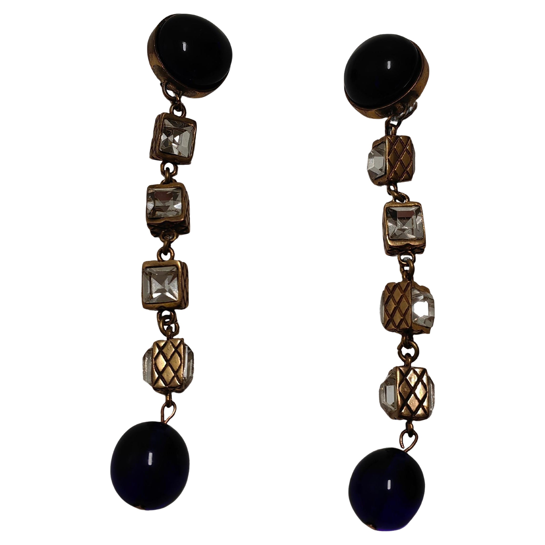 Pendientes largos vintage Chanel de cuentas con Gripoix azul y brillantes