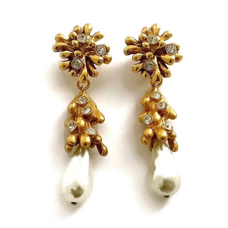 Vintage Long CHRISTIAN LACROIX Anemone Coral Rhinestones Pearl Drop Earrings

Measurements:
Height: 3 6/8 inches (9.52 cm)
Width: 1 2/8 (3.17 cm)

Features:
- 100% Authentic CHRISTIAN LACROIX.
- 3D anemone/ corals studded with rhinestones.
-