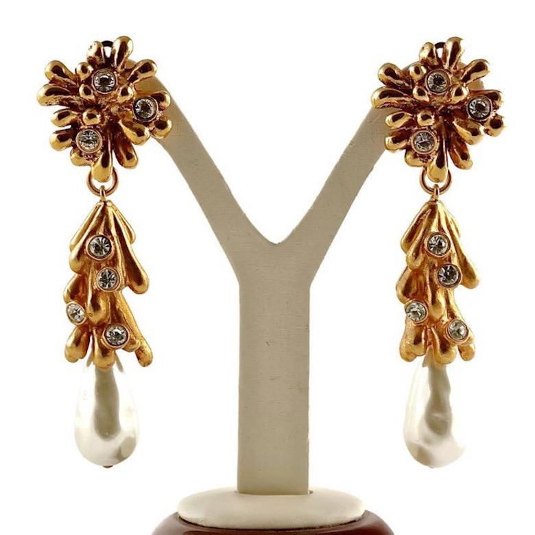Vintage Long CHRISTIAN LACROIX Anemone Coral Rhinestones Pearl Drop Earrings In Excellent Condition In Kingersheim, Alsace