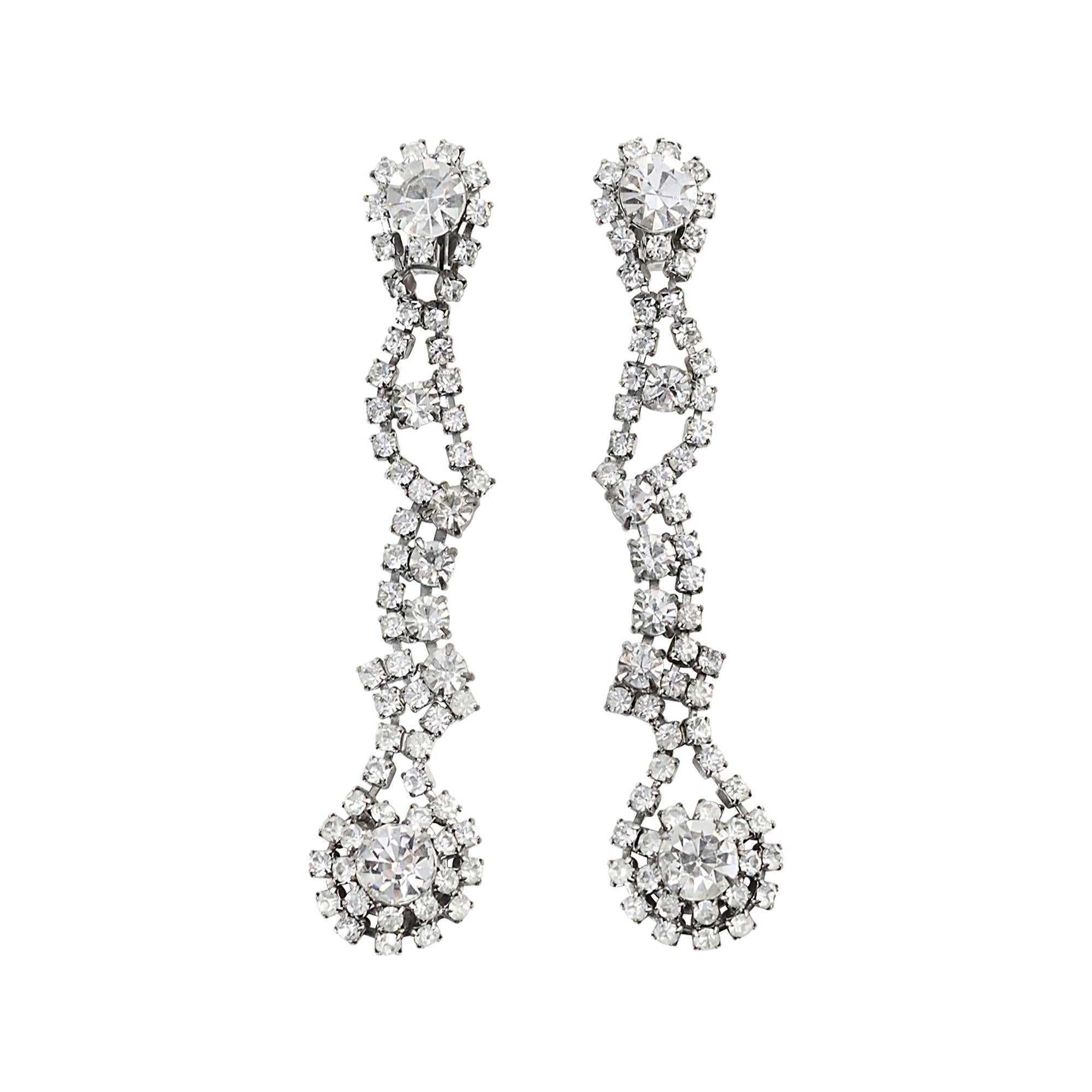 Pendientes largos vintage de diamantes Circa años 60. Estos pendientes de los años 60 me recuerdan a algo de la época antigua o victoriana. No son caídas rectas, sino que van en varias direcciones diferentes para llegar al fondo. Todos los diamantes
