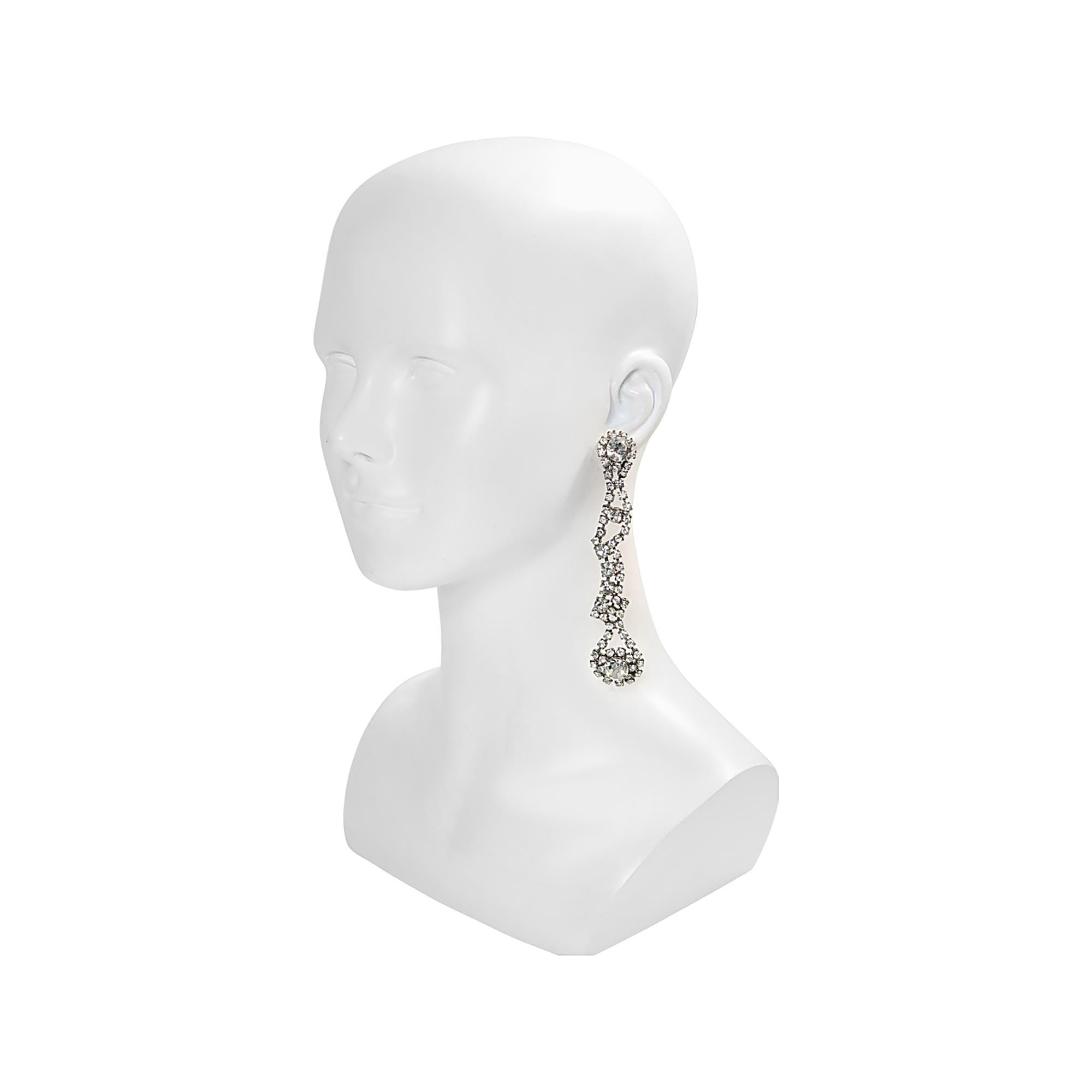 Pendientes largos vintage de diamantes Circa años 60 en Bueno estado para la venta en New York, NY