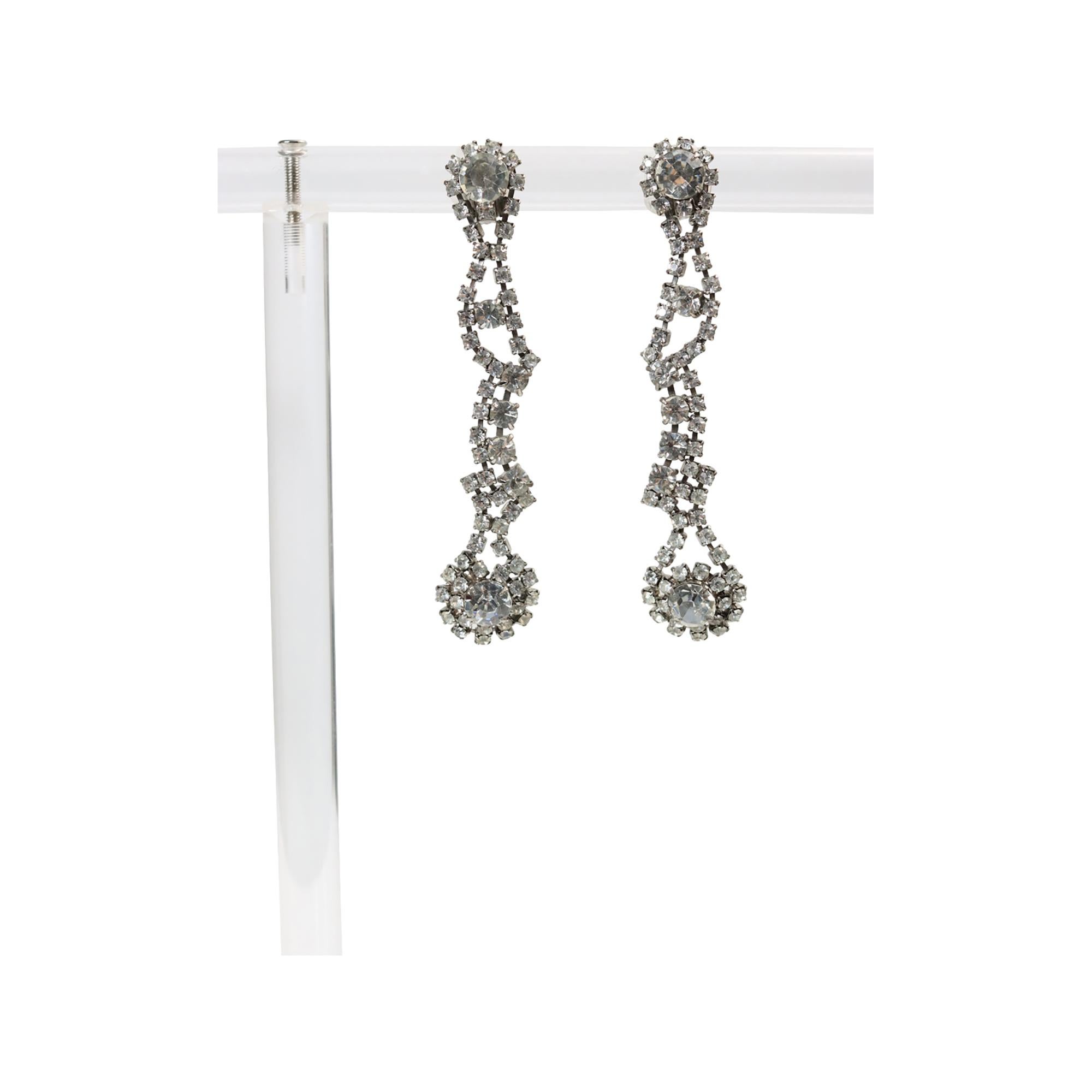 Pendientes largos vintage de diamantes Circa años 60 en venta 2