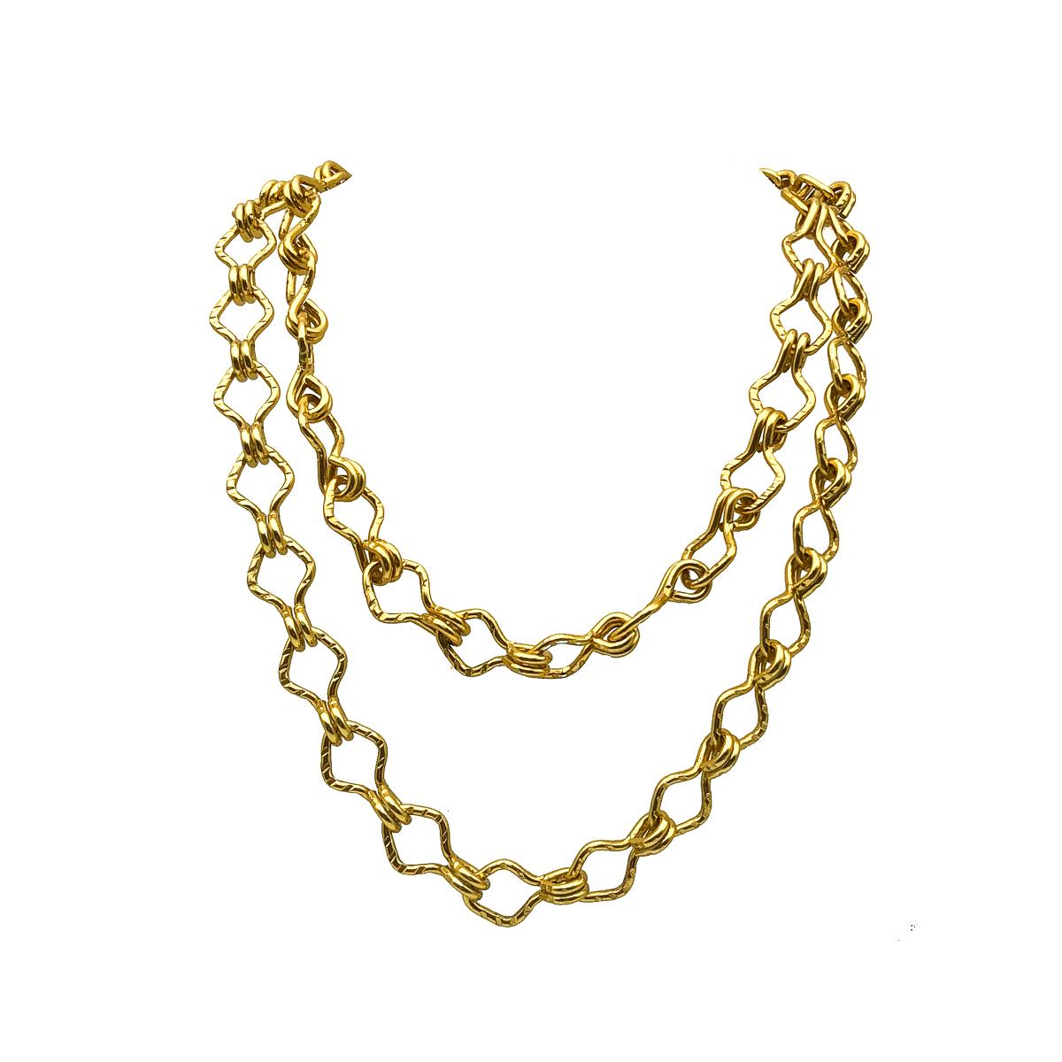A Vintage Hook Eye Chain. Featuring a long and lightweight hammered effect chain with a wonderfully unusual link style inspired by a hook & eye. 
Vintage Condition: Very good without damage or noteworthy wear. 
Materials: gold tone metal
Signed: