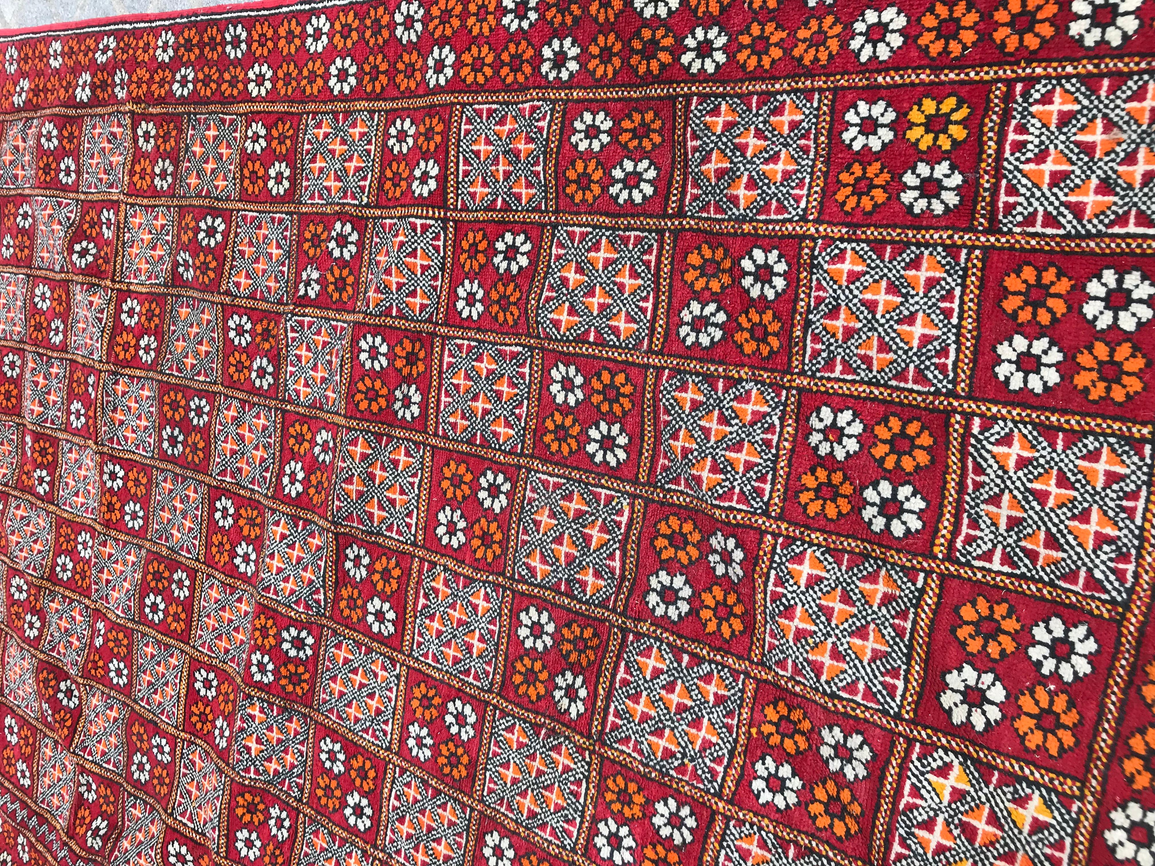 Joli tapis marocain vintage avec un beau design tribal et un champ de couleur rouge, milieu du 20ème siècle, entièrement noué à la main avec du velours de laine sur une base de laine, bonnes conditions.


✨✨✨
