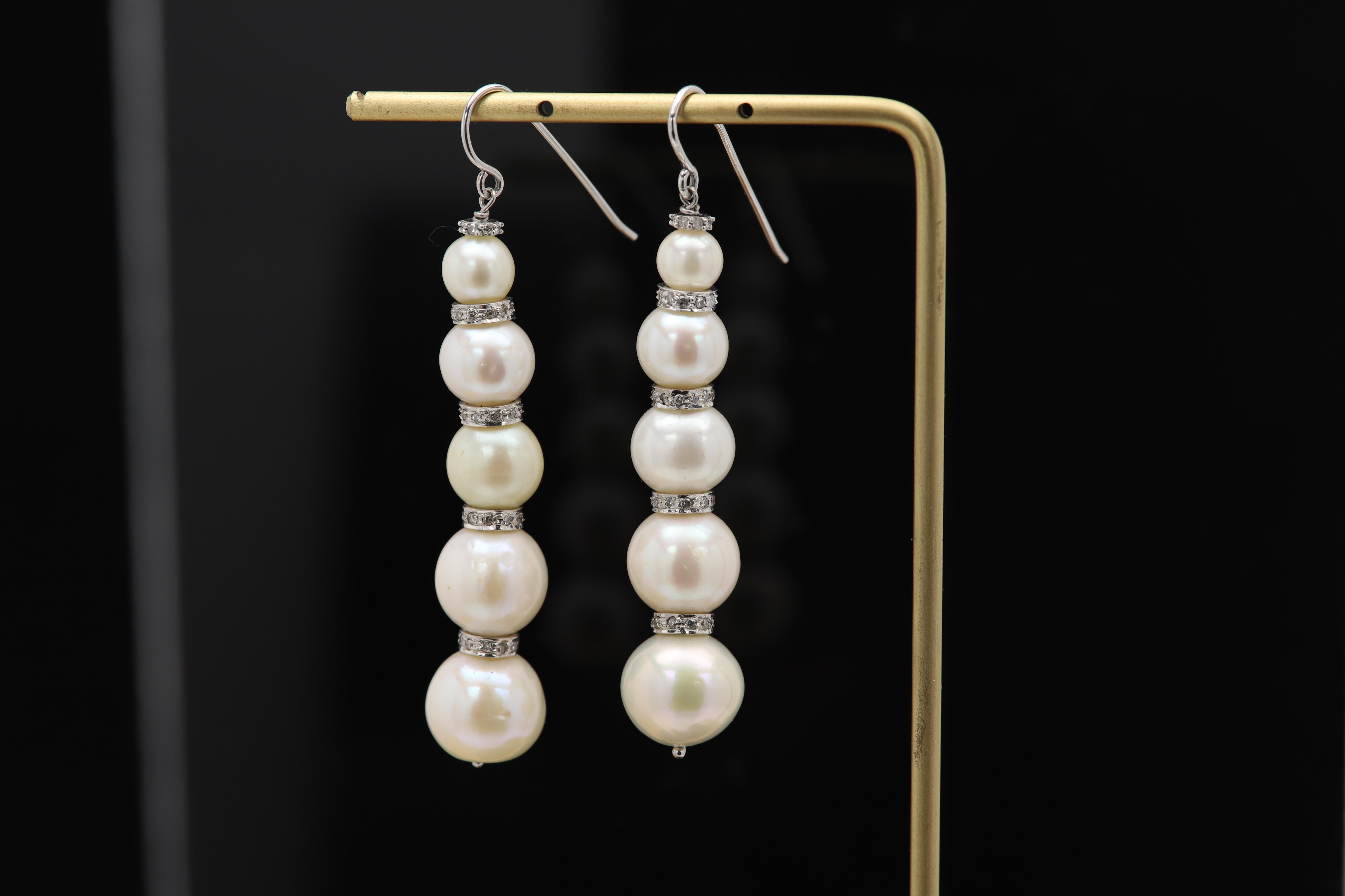 Vintage Long Perlenohrringe 14 Karat Weißgold und natürliche Diamanten Damen im Angebot