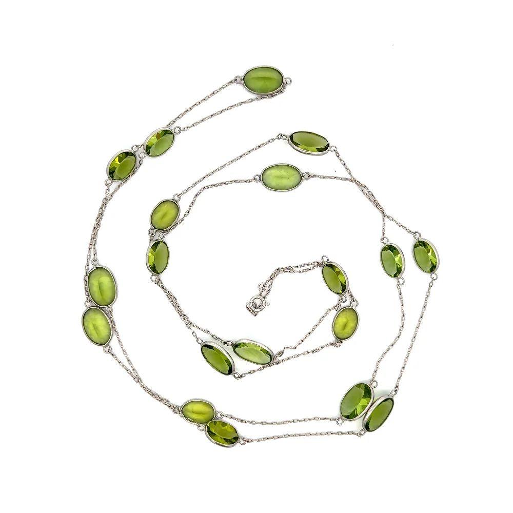 Semplicemente bello! Collana lunga d'epoca con gemma di peridoto e catena di platino. Elegante e finemente dettagliata Collana a catena lunga in platino con gemma di peridoto, realizzata a mano, degna di Oscar. Con 19 stazioni di gemme di peridoto
