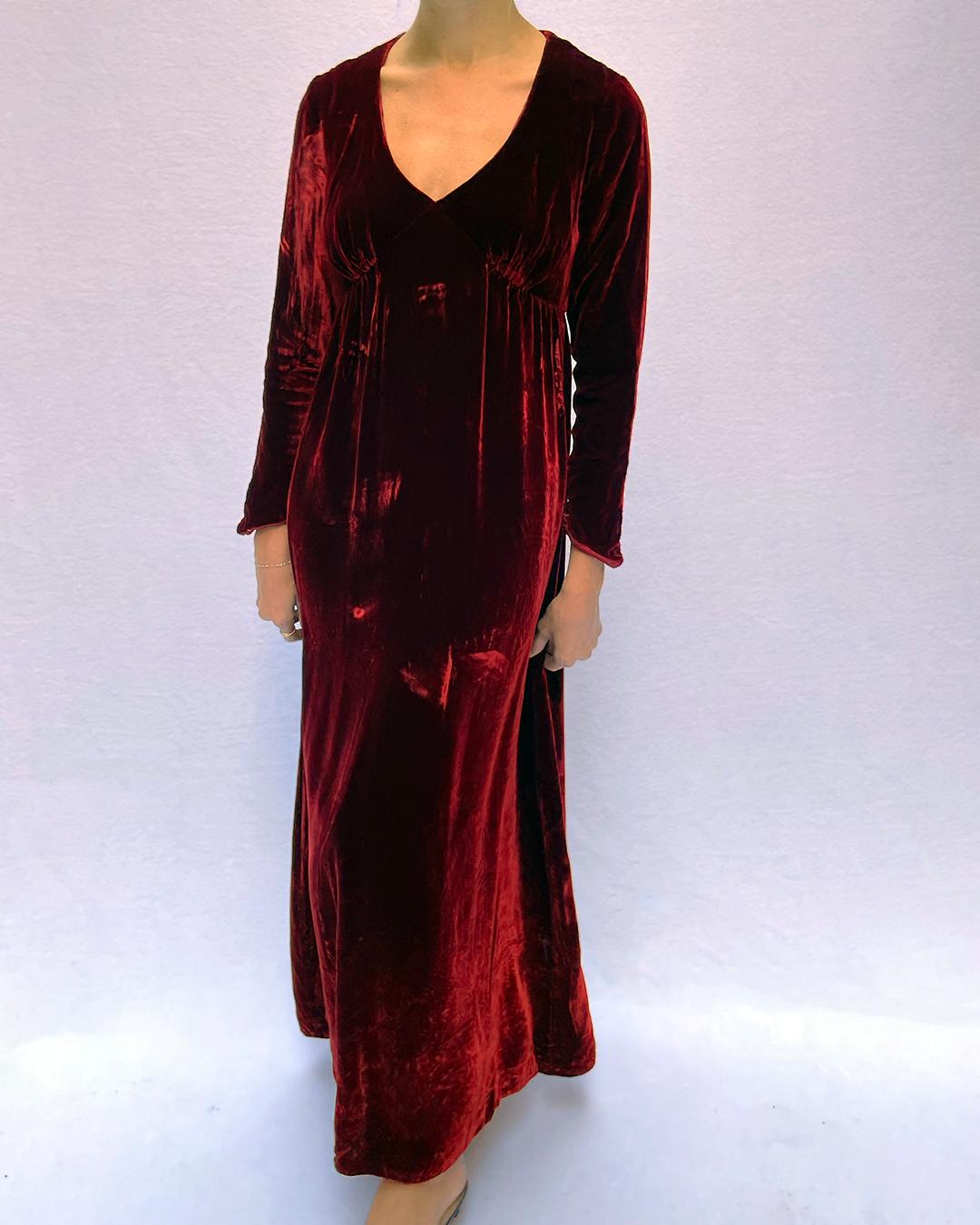 Langärmeliges Kleid aus rotem Samt im Angebot 7